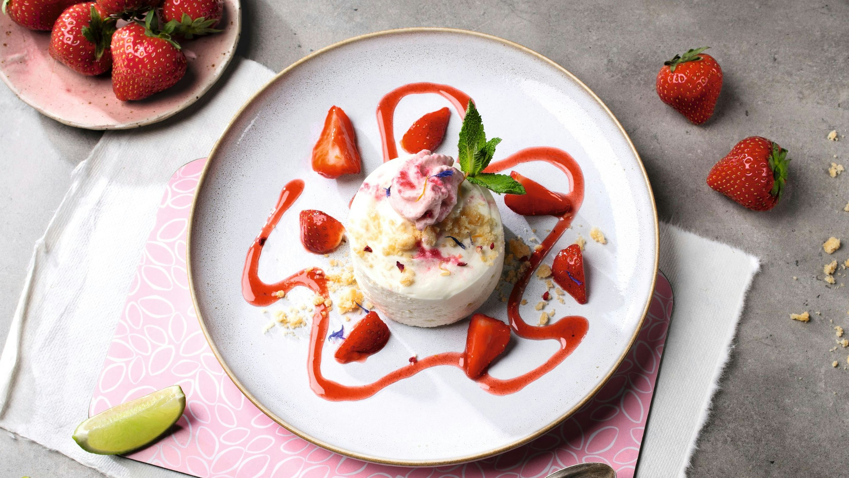 Heute.at - Topfen-Vanillecreme mit Erdbeer-Limettensalat