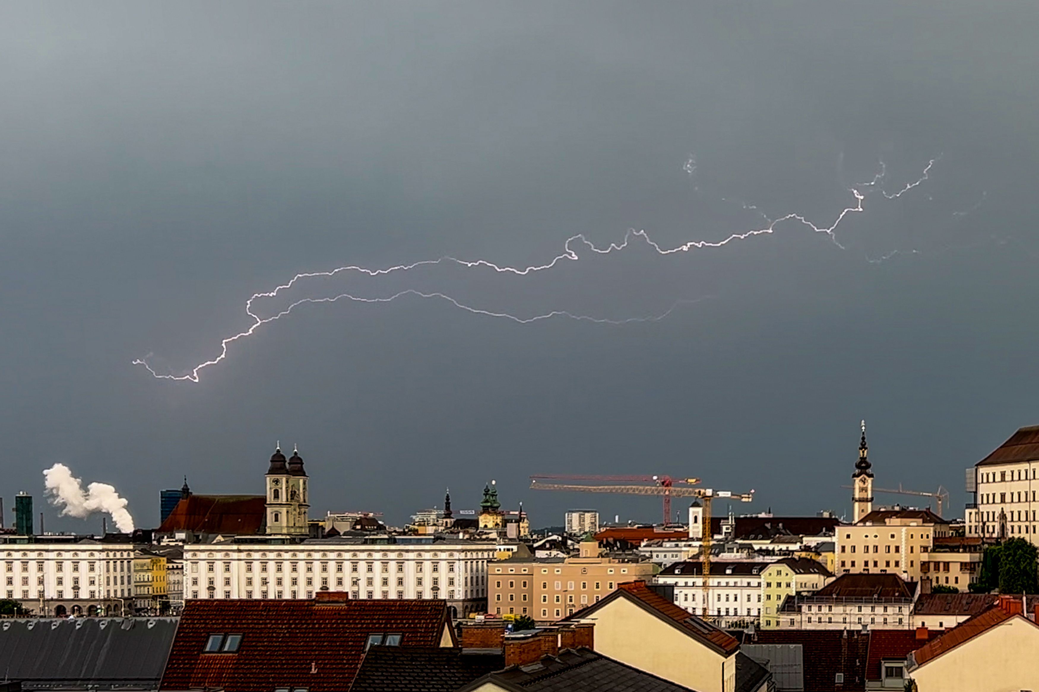 Blitze über Linz. (Archivbild)