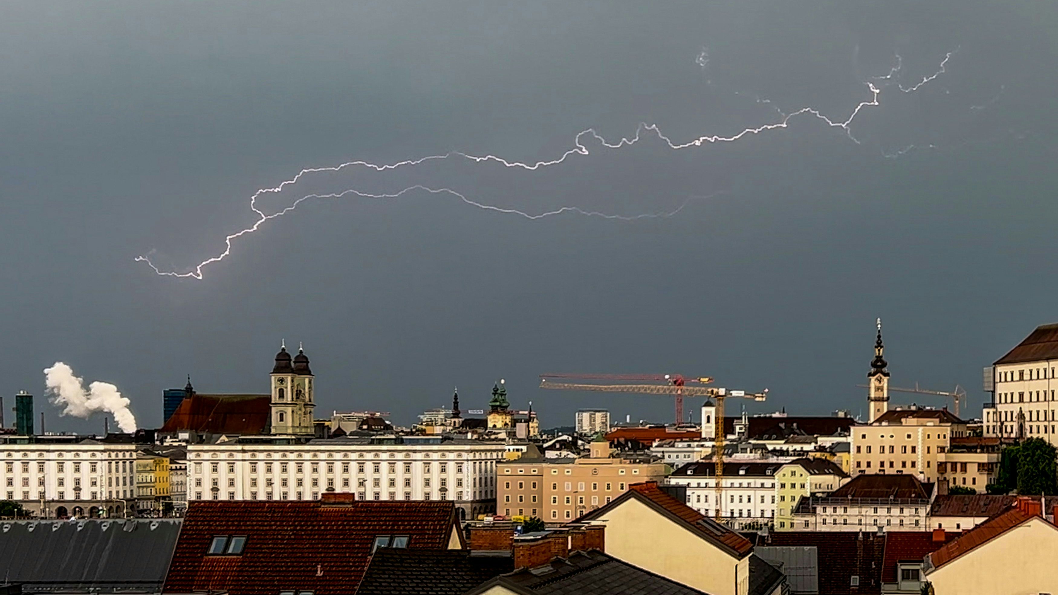 Blitze über Linz. Archivbild