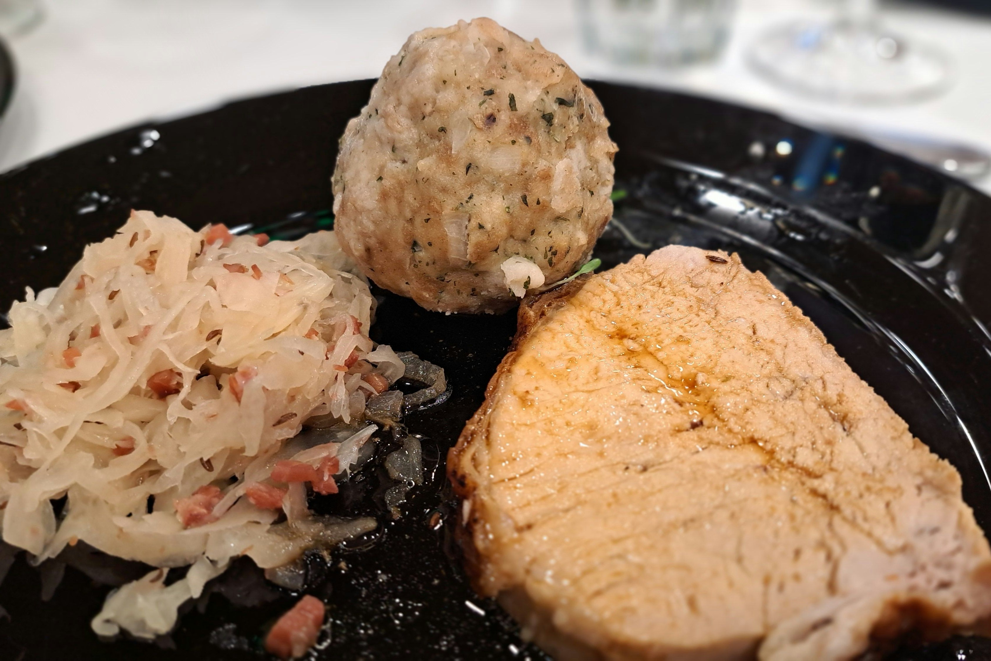 Schweinsbraten mit warmen Krautsalat und Knödel