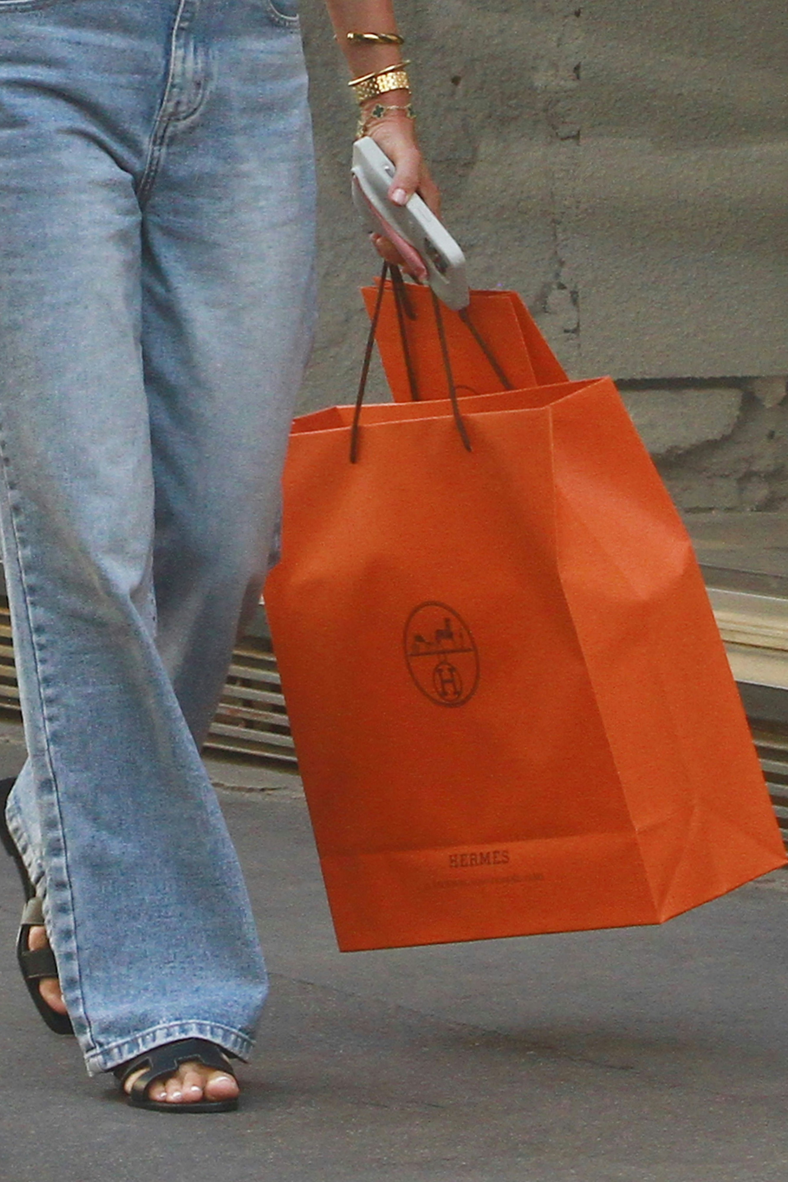 Die dunkel-orangen Einkaufstaschen von Hermès stehen auf der ganzen Welt für distinguierten Luxus. Inzwischen ist das Unternehmen wertvoller als LVMH