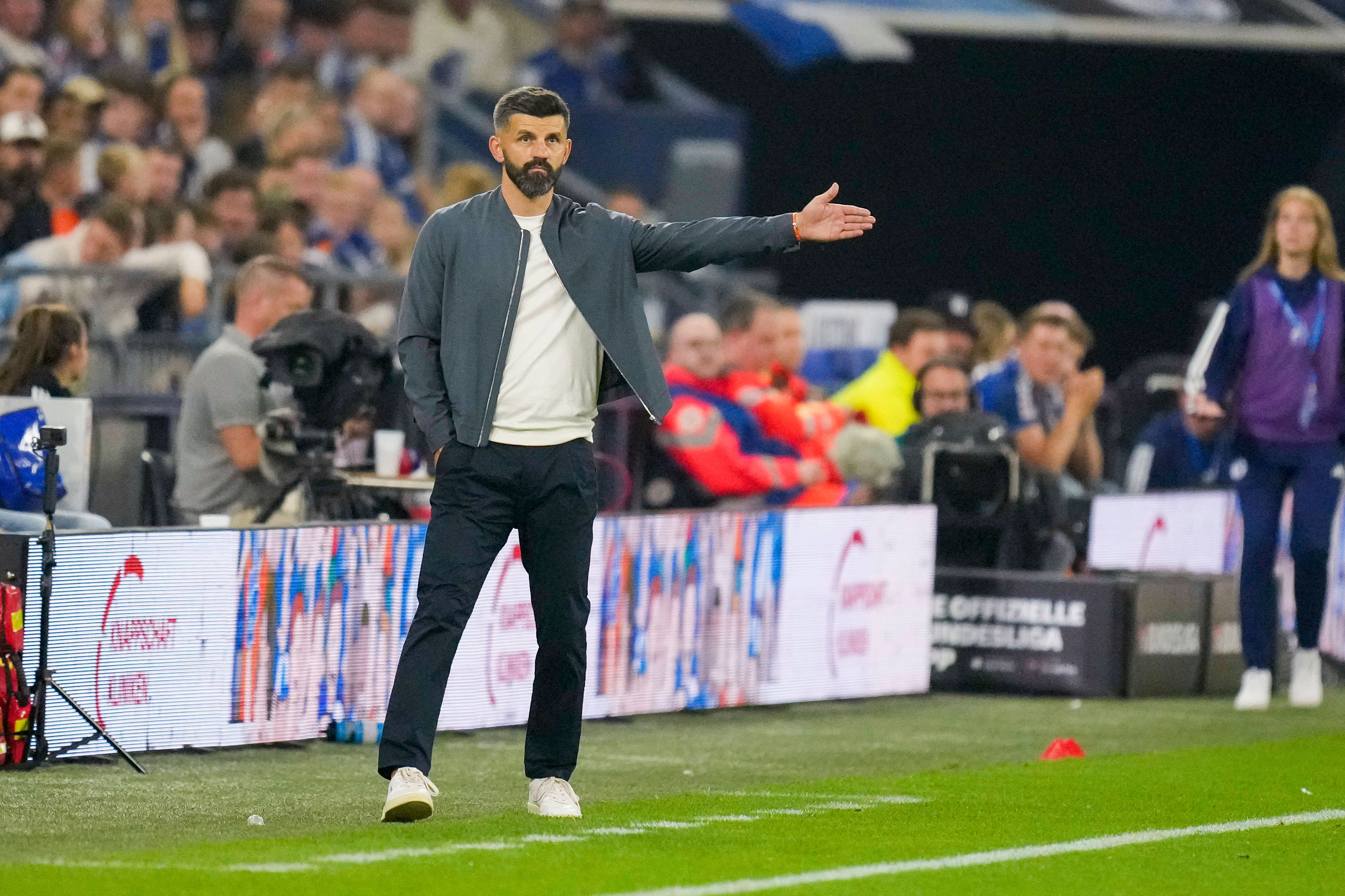 Miron Muslic siegt mit Schalke zum Auftakt.