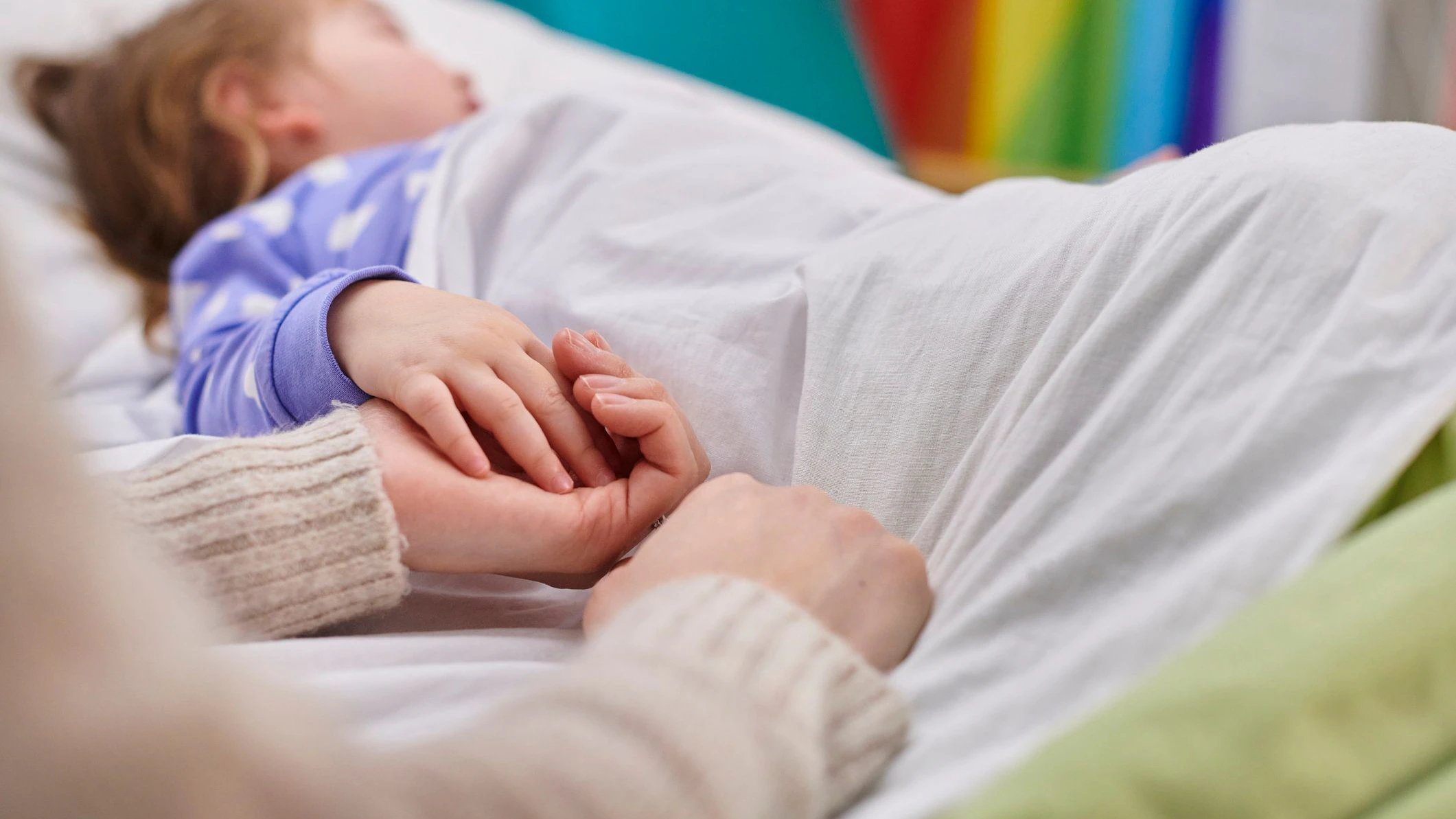 Für alle Beteiligten herausfordernd: Wenn ein Kind krank im Spital liegt.