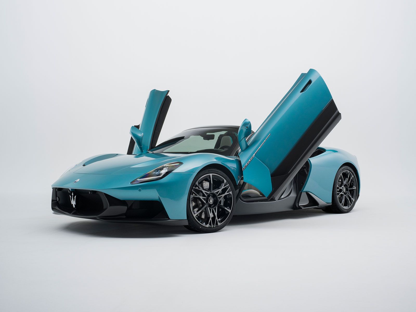 Die Frontpartie wurde nun etwas spitzer gestaltet, die Schürze modifiziert.