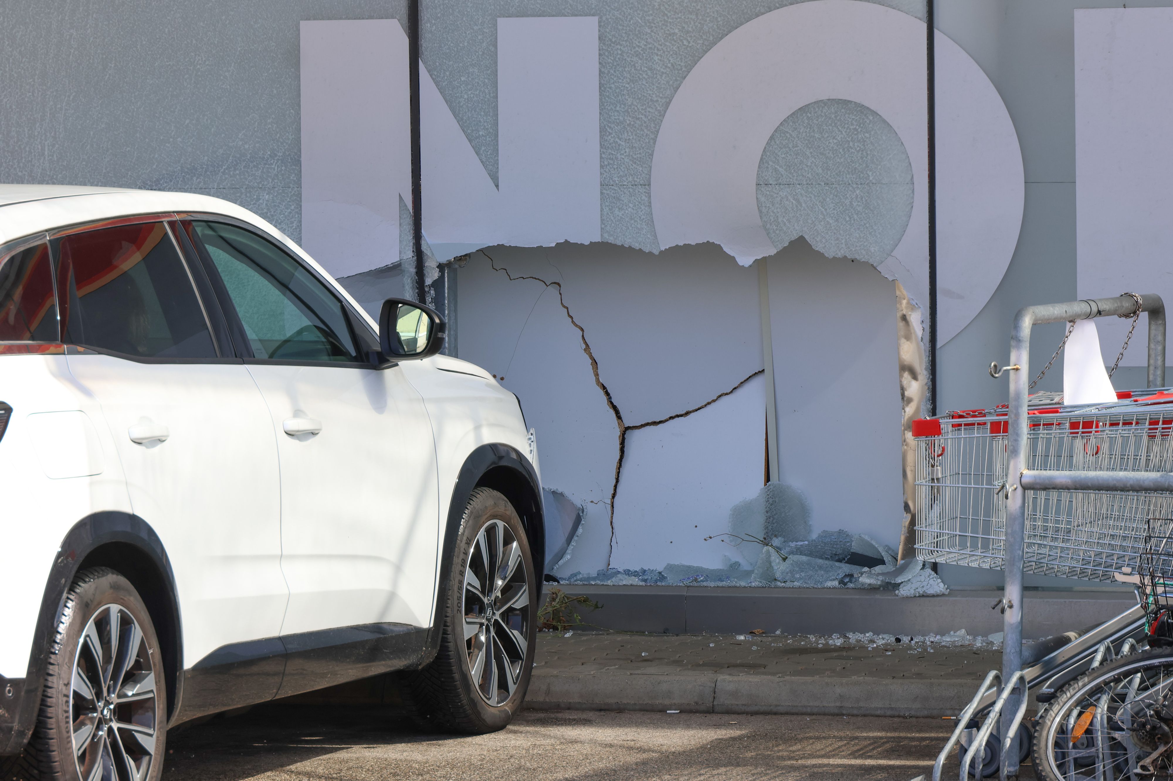 Offenbar den Gang verwechselt: Das Auto landete in der Welser Norma-Filiale.