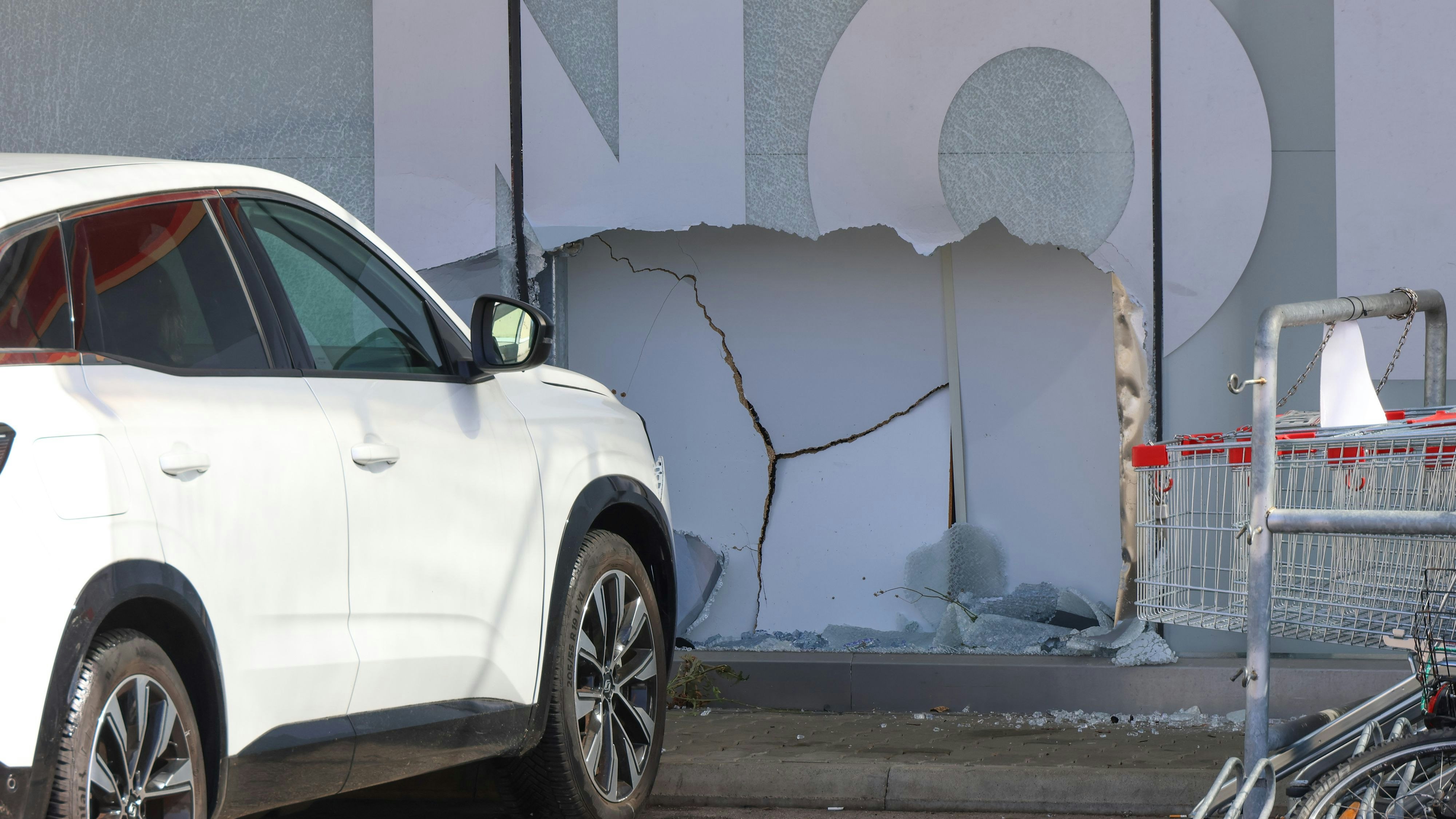 Heute.at - Schock für Kunden – weißer Renault kracht in Supermarkt