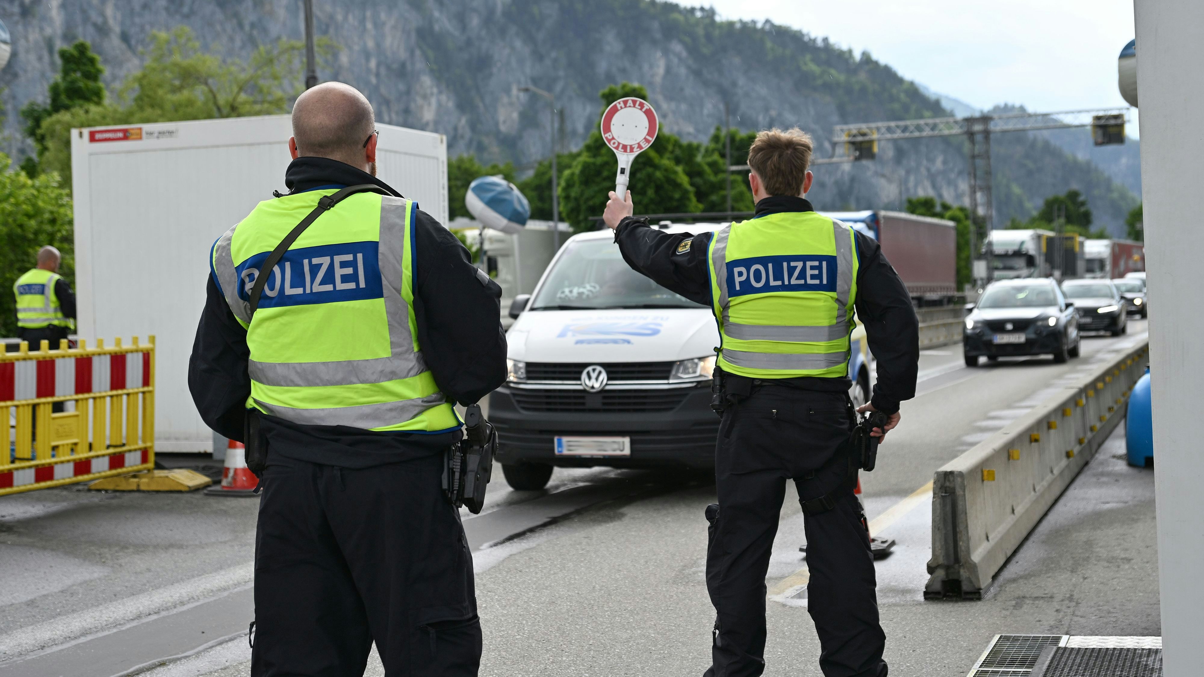 Heute.at - Unter dem Rücksitz – 150.000 Zigaretten geschmuggelt