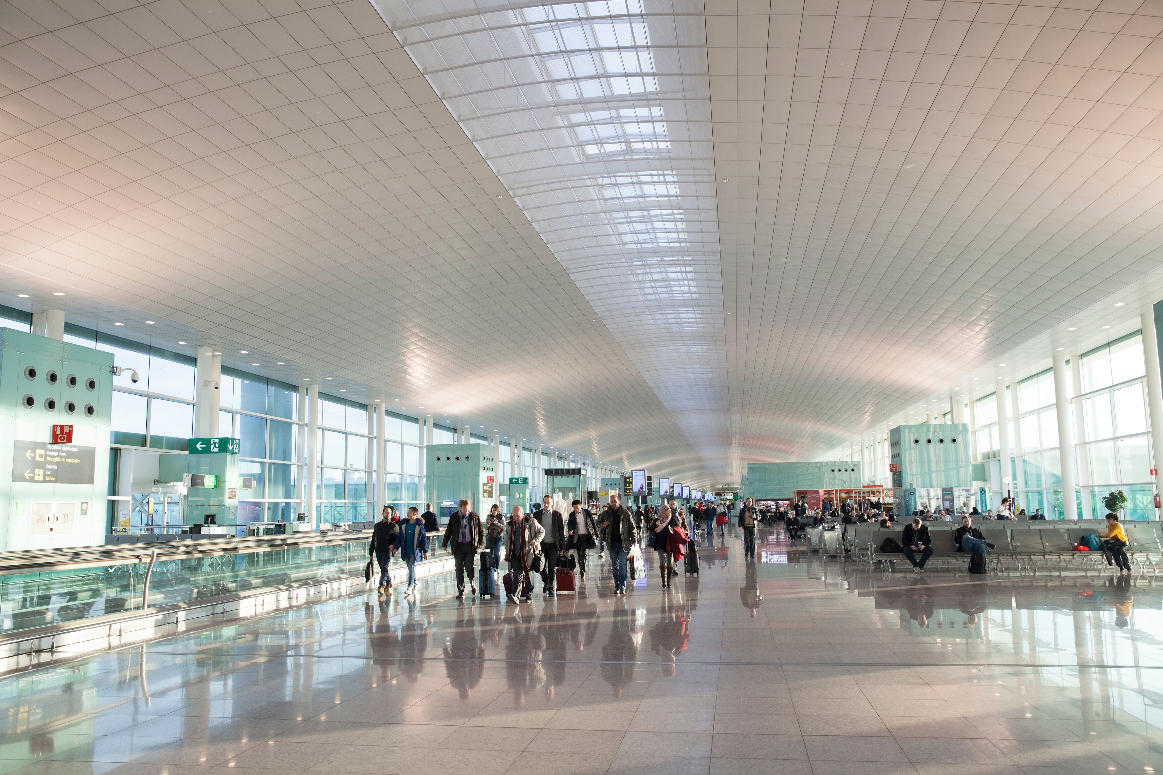 Am Flughafen El Prat in Barcelona wollten Eltern ohne ihren zehnjährigen Sohn in den Urlaub fliegen, weil sein Pass abgelaufen war und ein Visum fehlte. (Symbolbild)