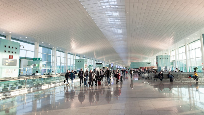 <strong>02.08.2025: Eltern lassen Sohn (10) einfach am Flughafen zurück.</strong> Weil der Pass ihres Sohnes abgelaufen war, wollten seine Eltern einfach alleine in den Urlaub fliegen. <a data-li-document-ref="120122709" href="https://www.heute.at/s/eltern-lassen-sohn-10-einfach-am-flughafen-zurueck-120122709">Sie ließen den 10-Jährigen am Flughafen zurück &gt;&gt;&gt;</a><a data-li-document-ref="120122130" href="https://www.heute.at/s/mehr-arbeiten-jetzt-spricht-ams-chef-kopf-klartext-120122130"></a>