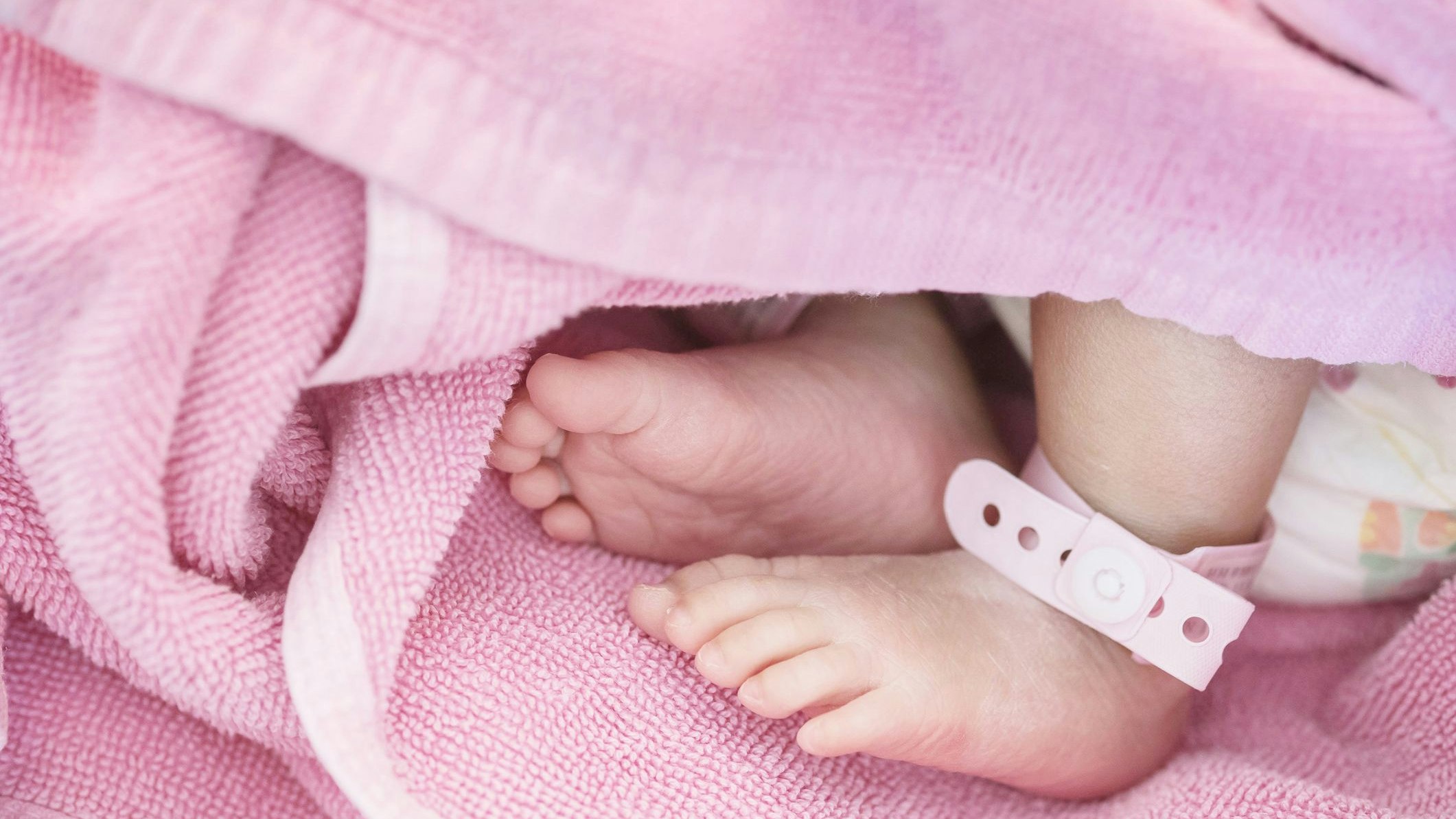 Die Eltern fielen aus allen Wolken: Die Versicherung wollte die OP für ihr Kind nicht zahlen. (Symbolbild)