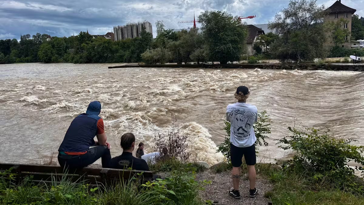 Heute.at - 130 Polizeischüler nach Übung in Ekel-Fluss erkrankt