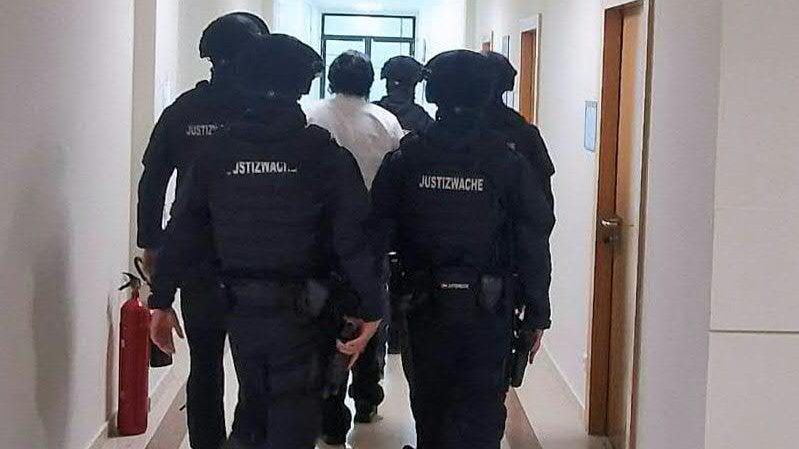 Heute.at - IS-Bub (15) wollte Rache, kam mit Kampfmesser in Schule