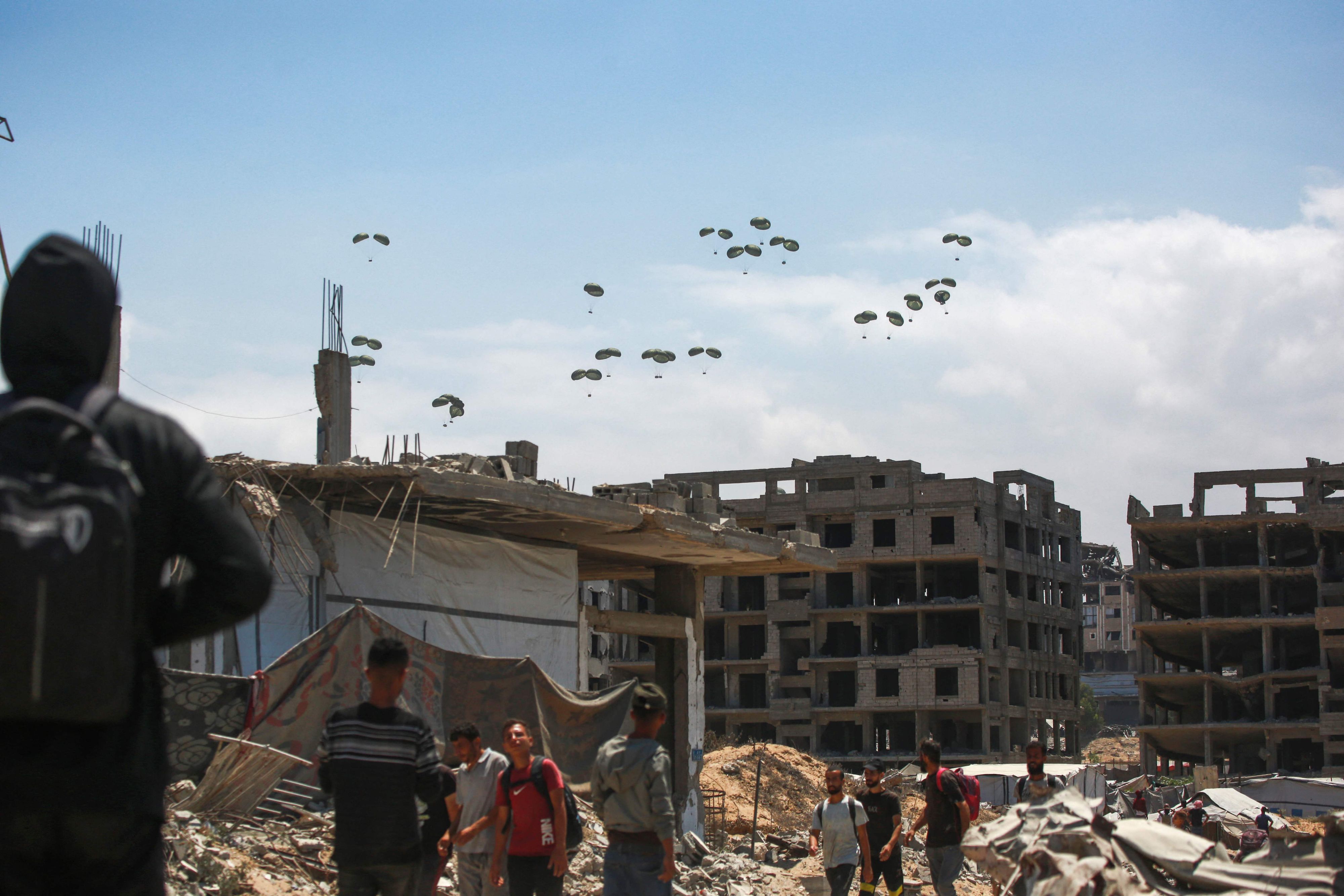 Die deutsche Bundeswehr hat mit dem Abwurf von Hilfsgütern über dem Gazastreifen begonnen.