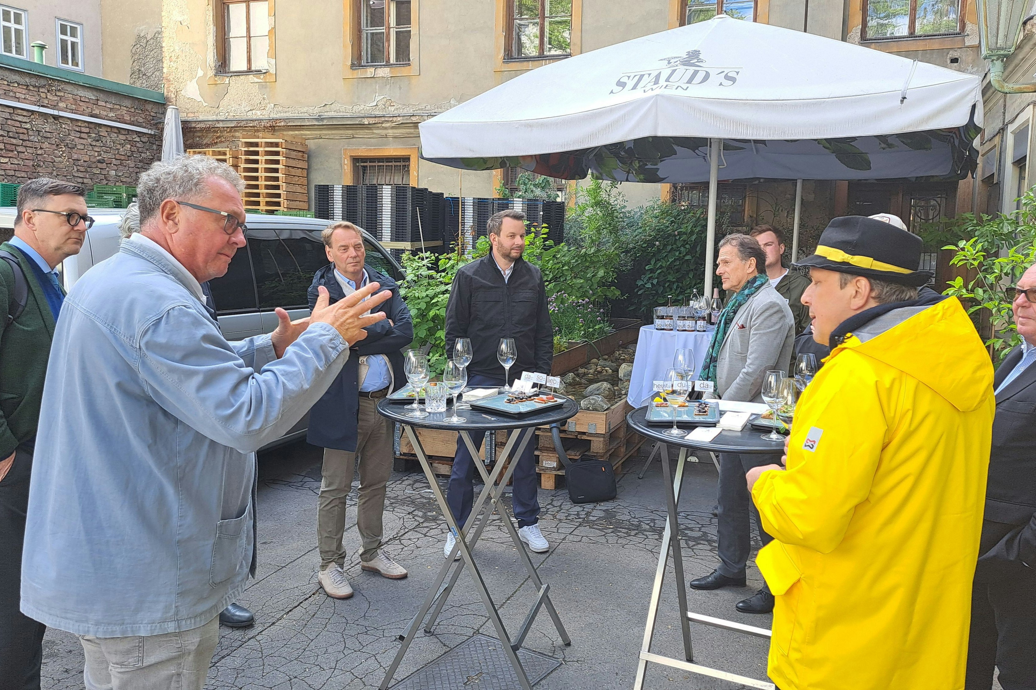 Kleine Happen zwischen Euro-Paletten …