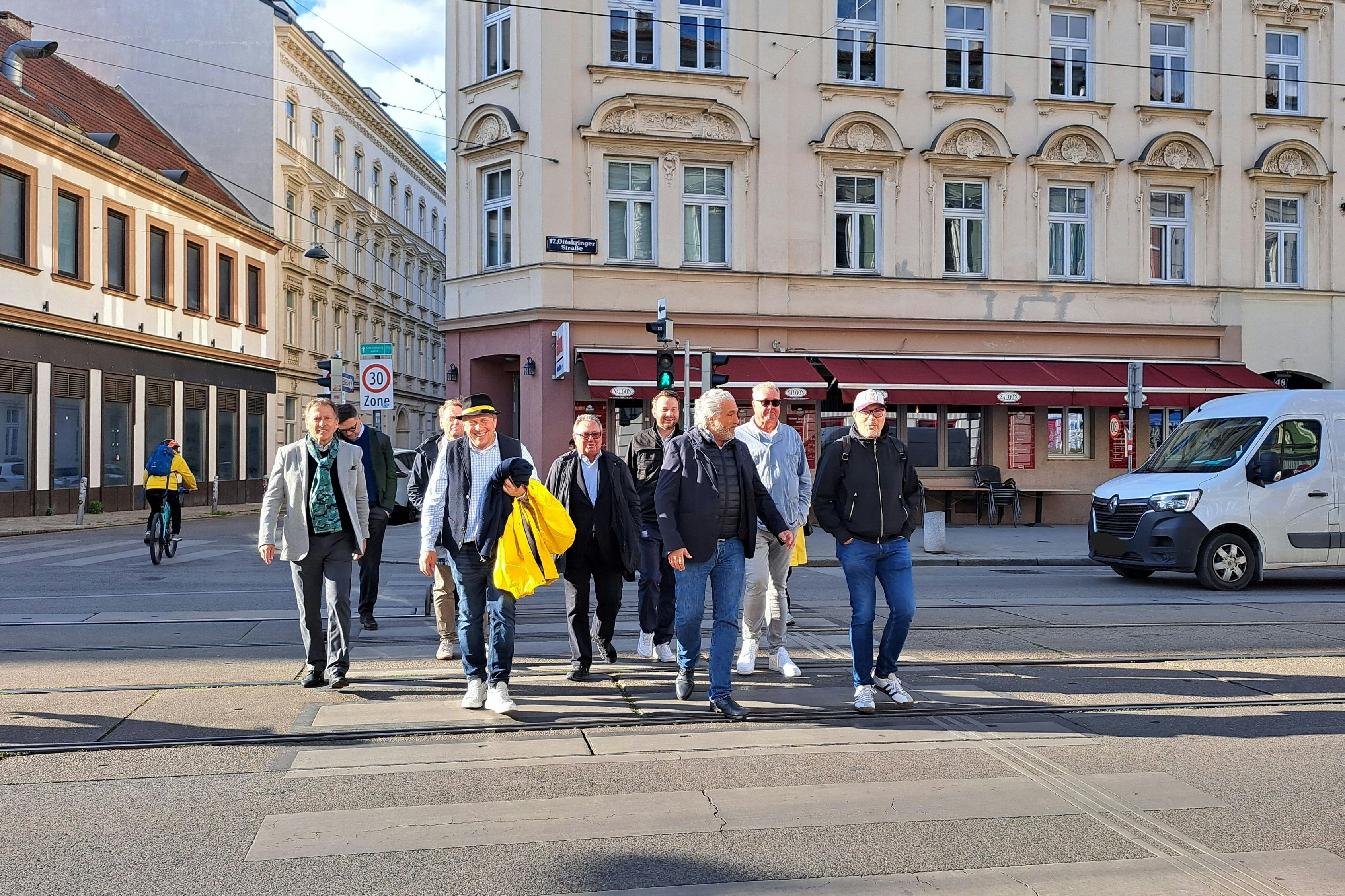 Gourmets bei der Arbeit: Die GG am Weg zum Staud's-Pavillon am Yppenmarkt, …