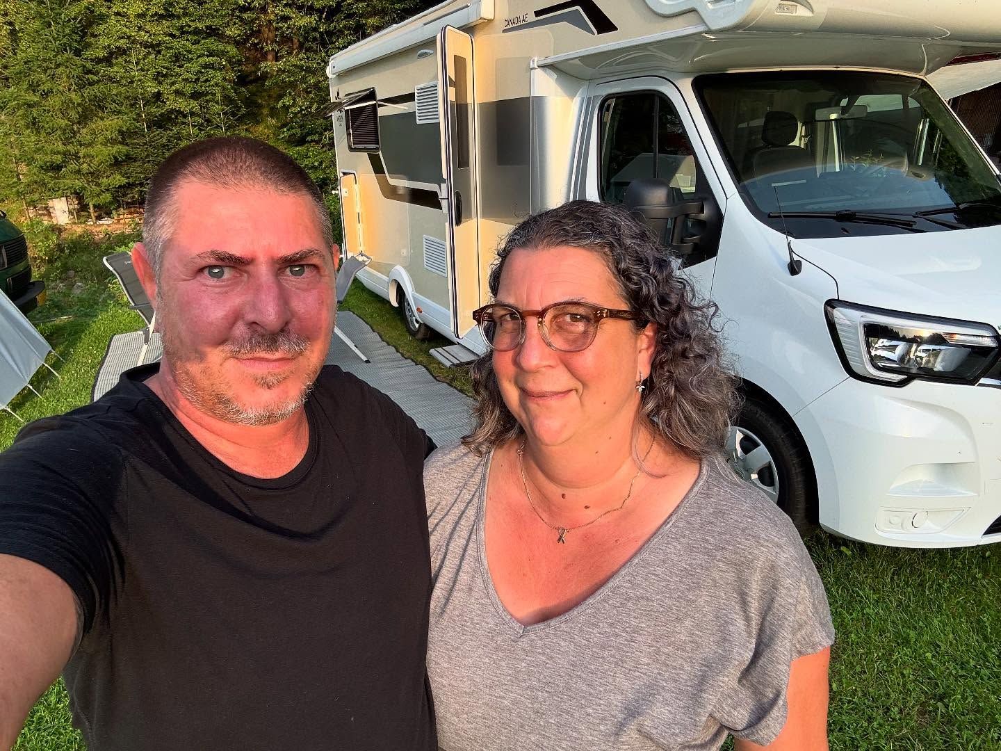 Nissan und Lee D. wollten mit dem Wohnmobil durch Europa reisen. Nach dem Campingplatz-Rauswurf in Österreich bleibt ein bitterer Beigeschmack.