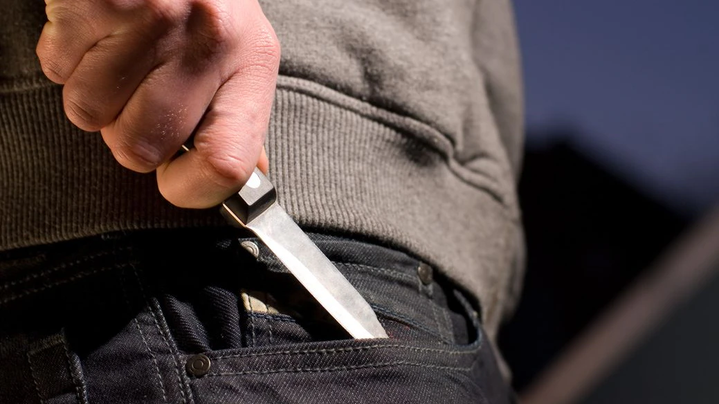 Der Mann stach in Richtung der Kinder los. Symbolbild