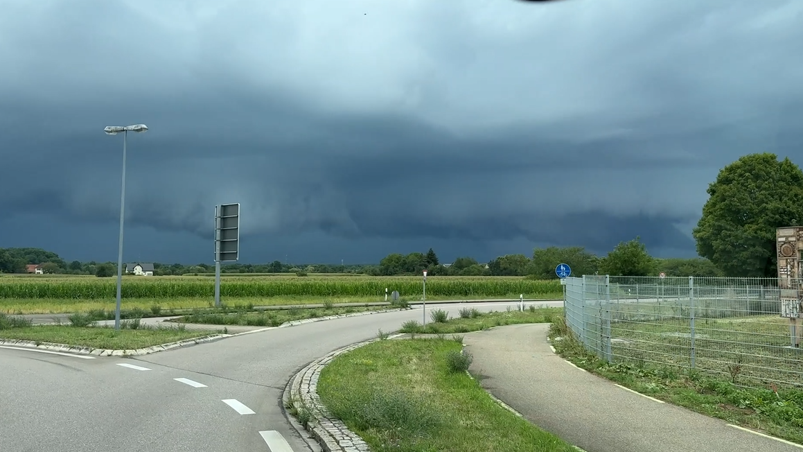 Heute.at - Beeindruckende Gewitterfront am Himmel erstaunt alle