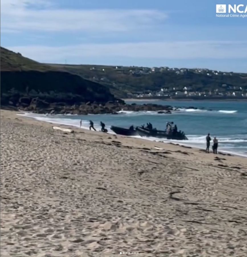 Eine wilde Verfolgungsjagd endet am Strand im britischen Cornwall.