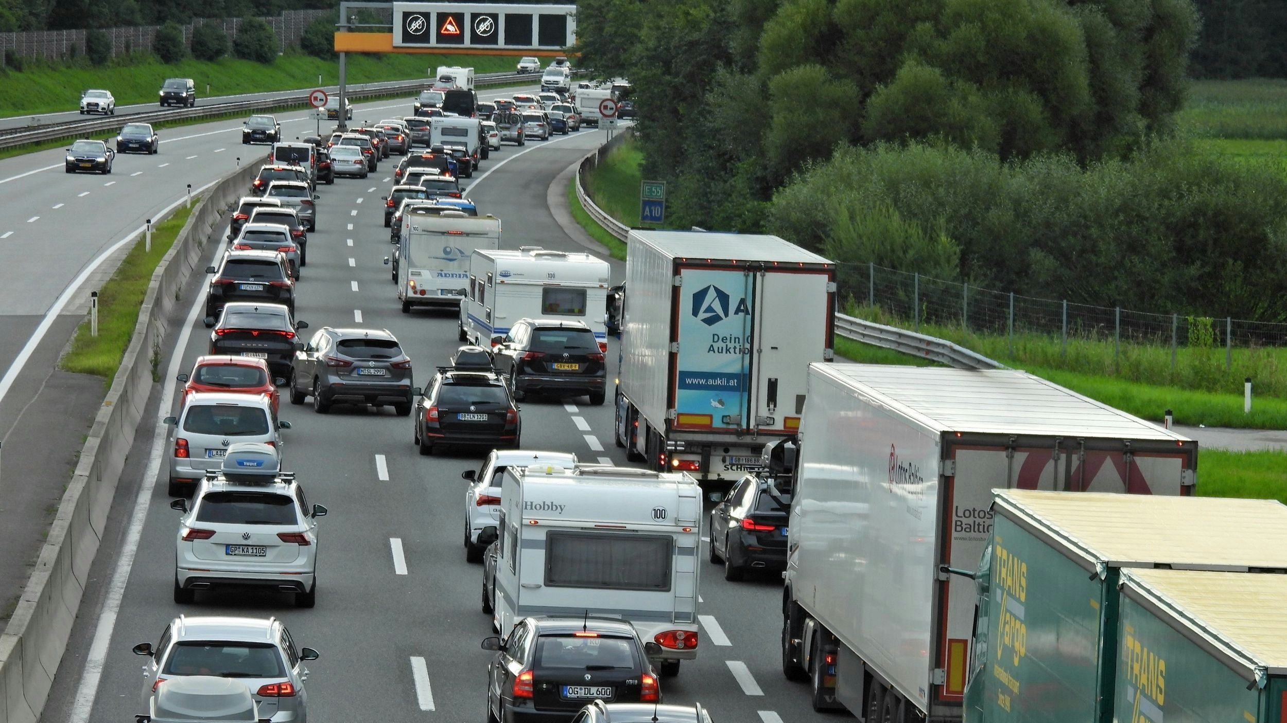 Heute.at - 10 Kilometer Stau! Reisewelle legt Verkehr völlig lahm