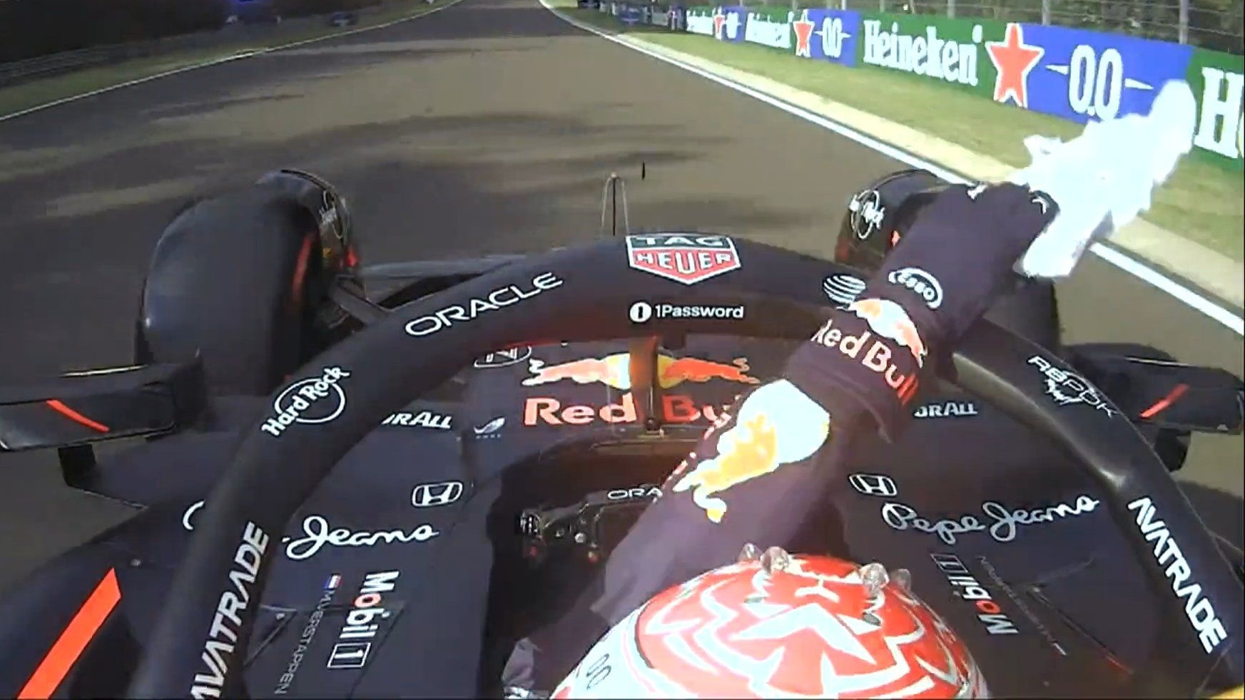 Formel-1-Star Max Verstappen wirft ein Handtuch aus dem Cockpit. 