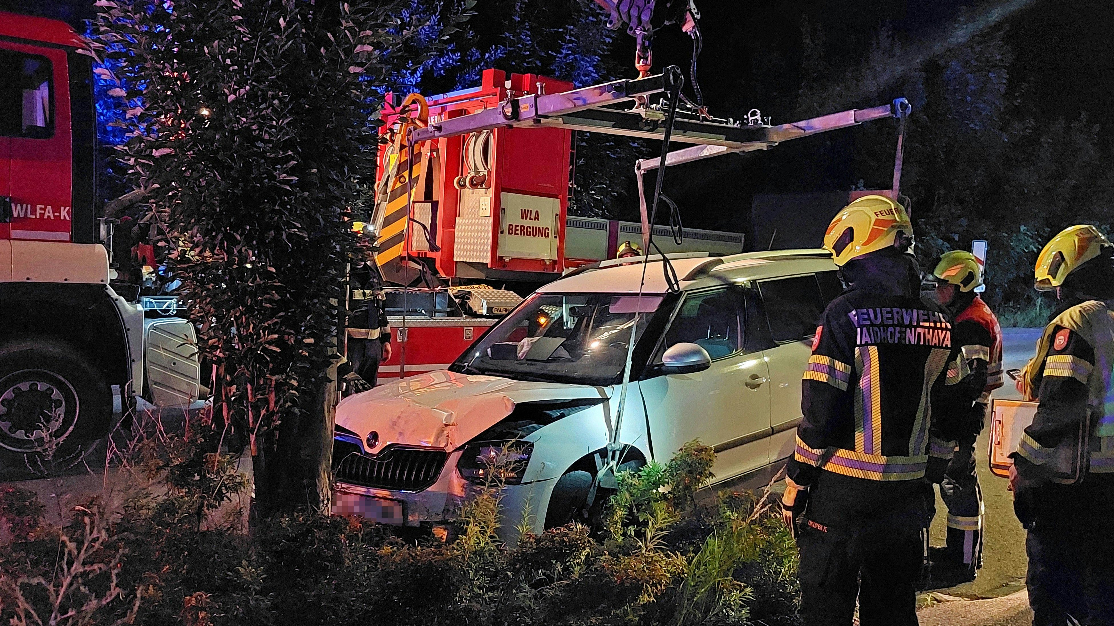 Heute.at - Junger Lenker kollidiert mit Baum – zwei Verletzte