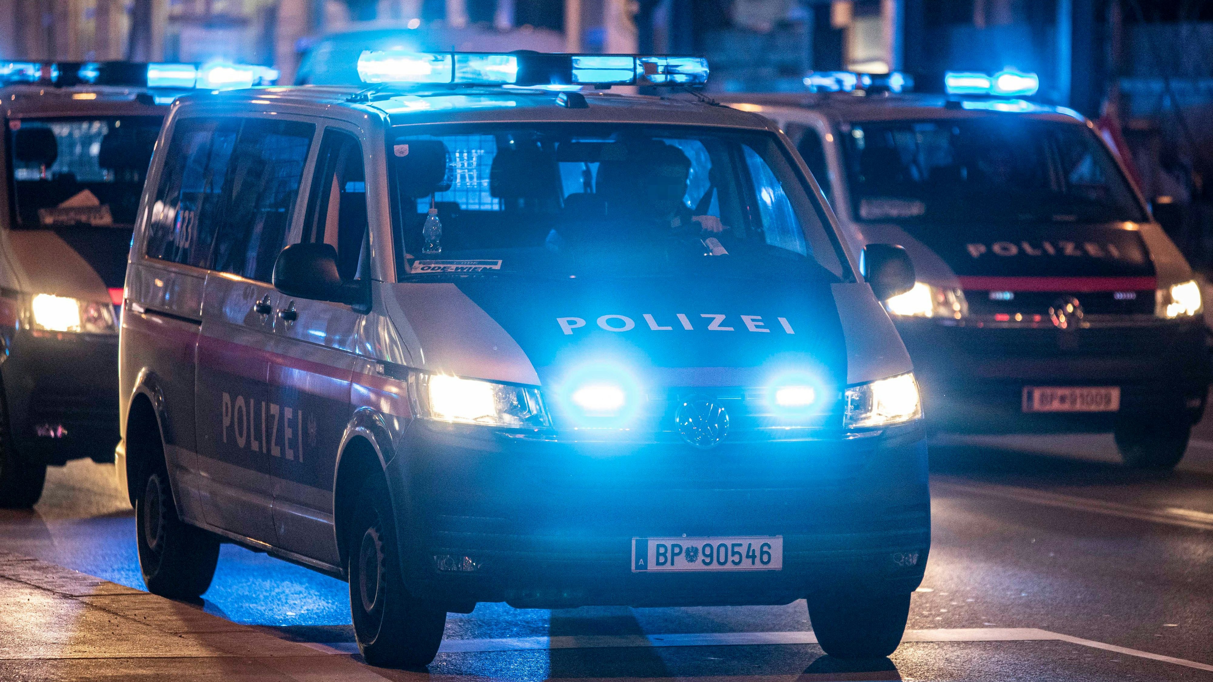 Download von www.picturedesk.com am 02.08.2025 (12:44).  Ein Polizeifahrzeug steht während einer Demonstration im Einsatz. Im Bild: Polizeiauto mit Blaulicht bei Nacht. Wien, Österreich. 18.03.2022 // Vienna police forces are in service during a demonstration. Picture: Police vehicle with blue flashlights in the night. Vienna, Austria. March 18th, 2022 - 20220318_PD20251 - Rechteinfo: Rights Managed (RM)