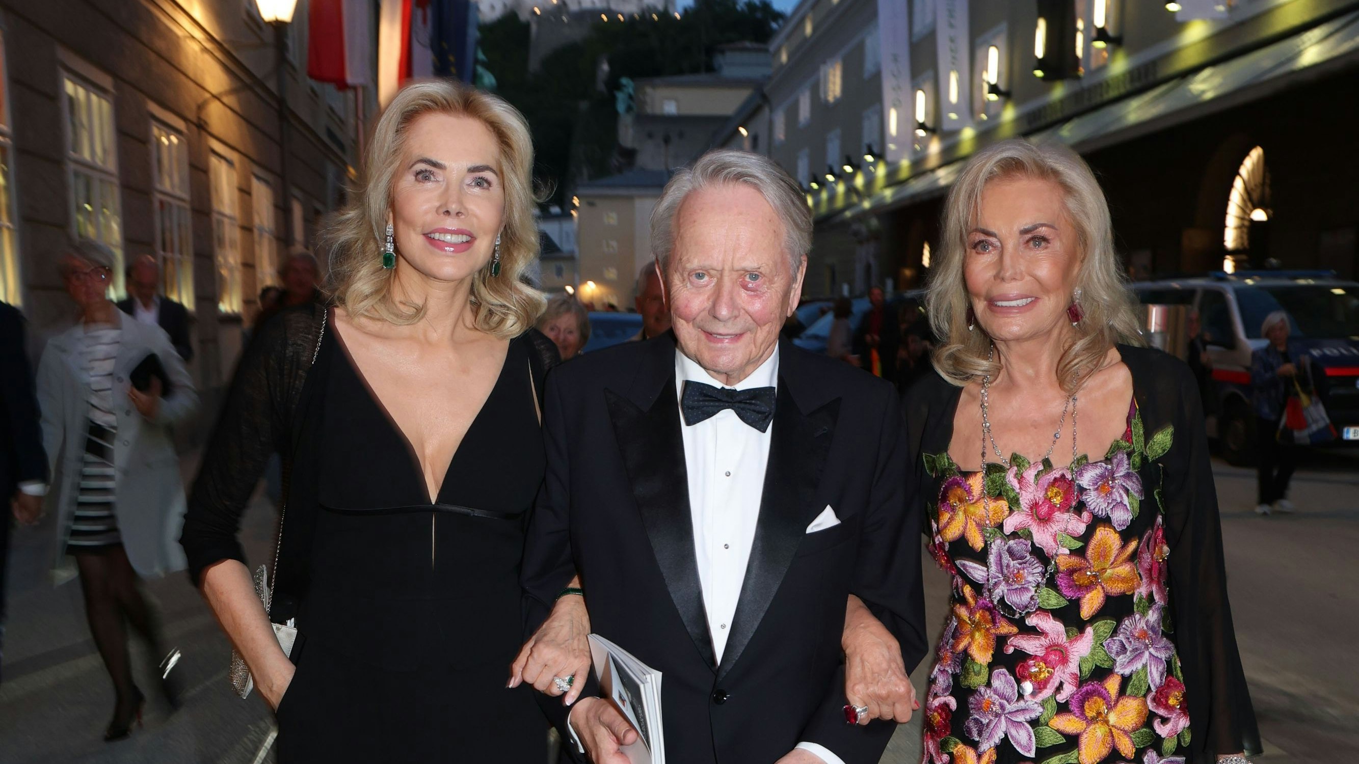 Wolfgang Porsche wurde gleich von zwei Damen begleitet – Ehefrau Prinzessin Gabrielle von Leiningen und Schwiegermutter Renate Thyssen-Henne.