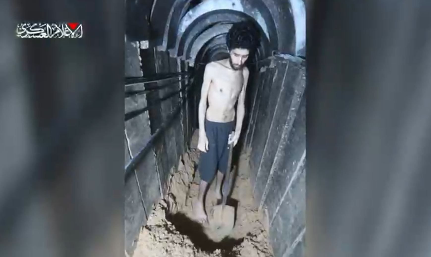 Der 24-Jährige muss sein eigenes Grab schaufeln.