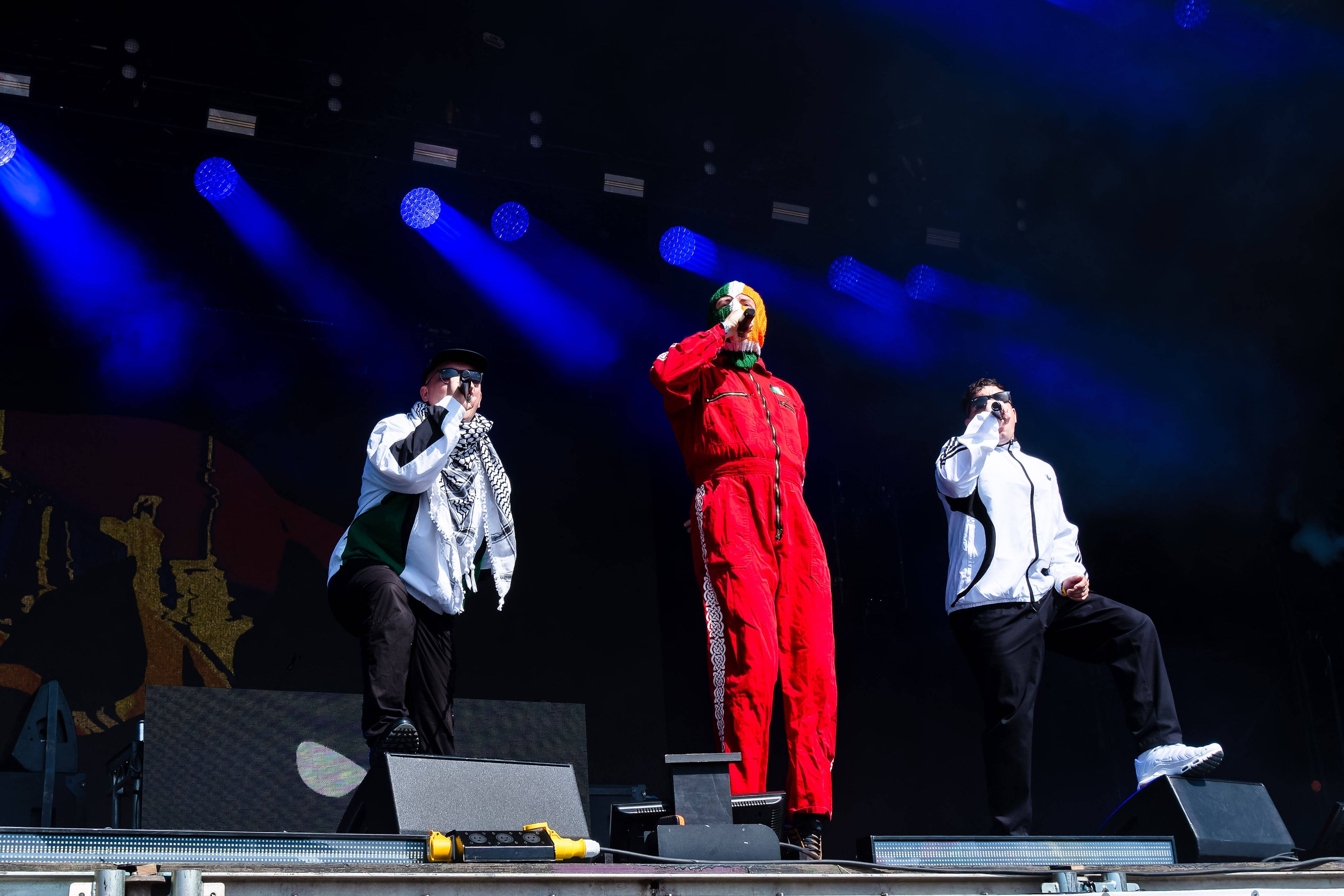 Kneecap bei ihrem Auftritt auf dem Glastonbury Festival 2025.