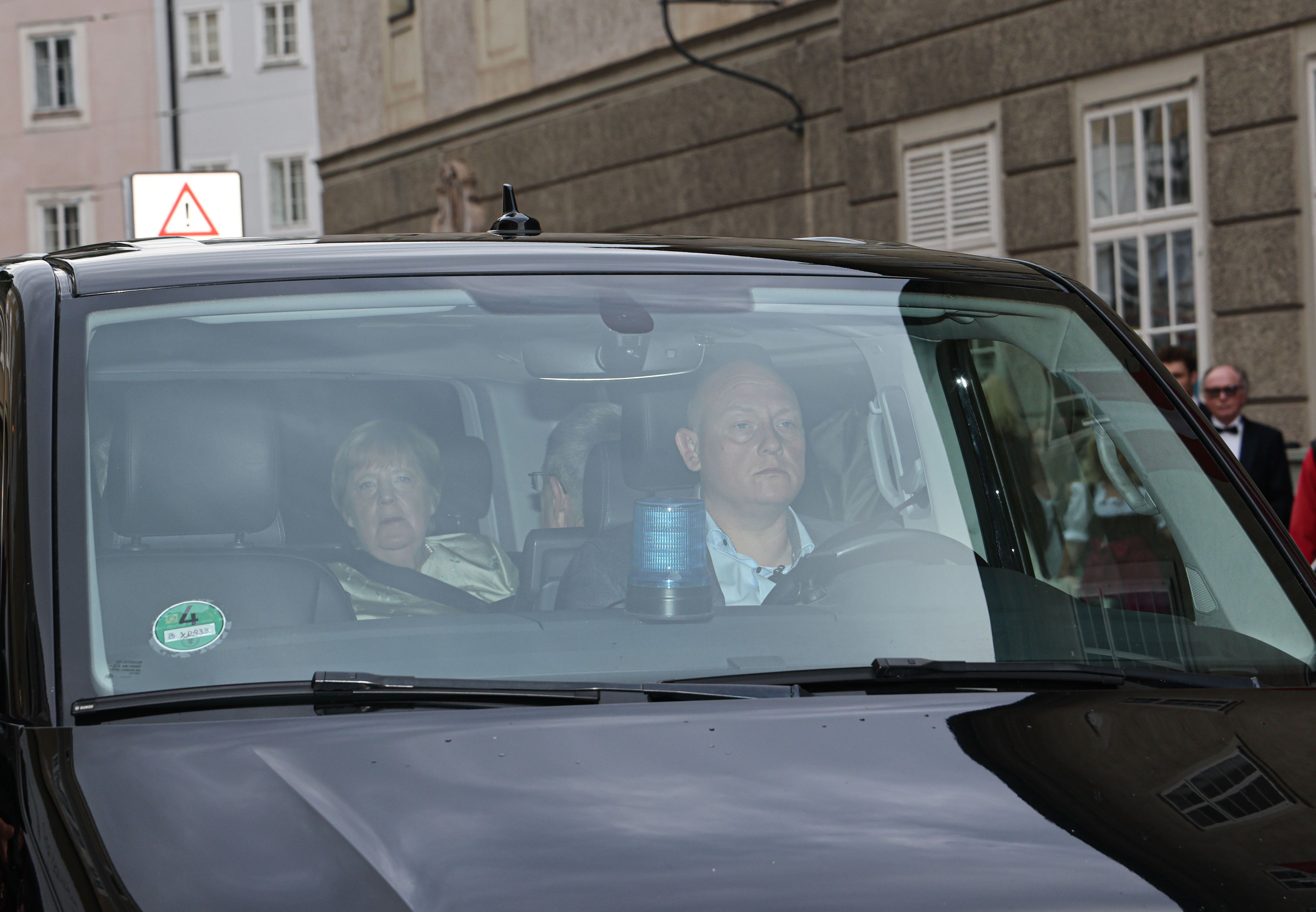 Die Ex-Kanzlerin fuhr mit einem schwarzen Limousinenbus und abgedunkelten Scheiben am Publikum vorbei direkt in den Innenhof.