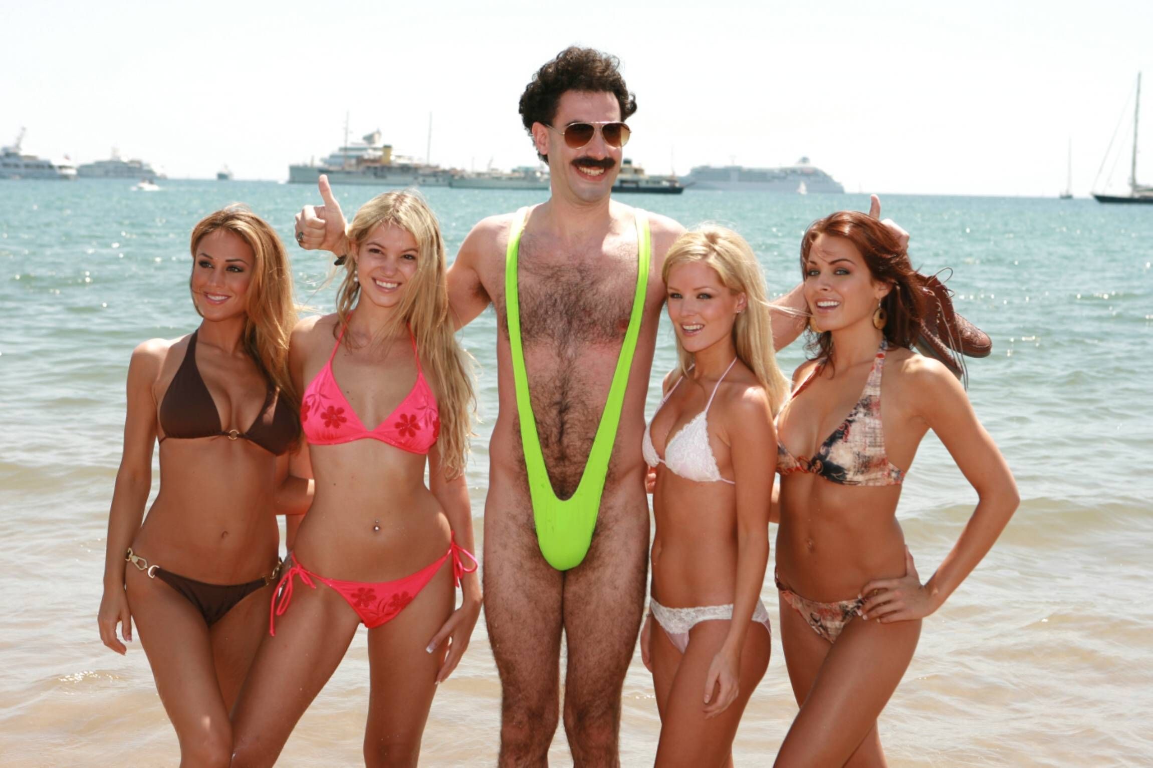 Das Markenzeichen von Borat ist unter anderem die grellgrüne Badehose, ein knapper Mankini, den Sacha Baron Cohen in seinem Film 