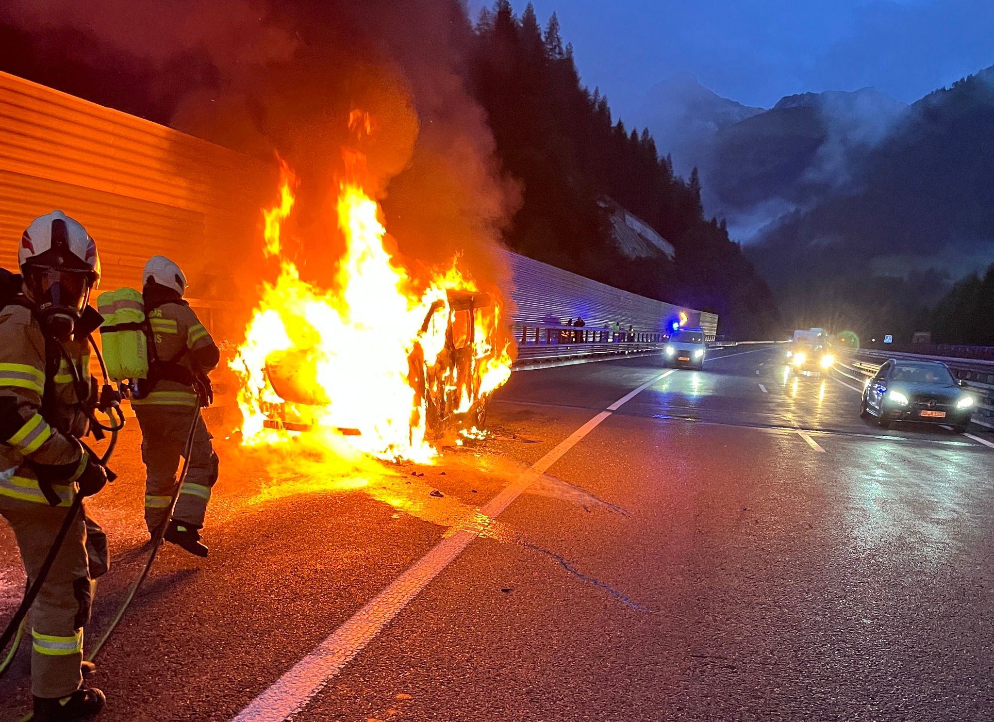 Auf der A10 Tauernautobahn geriet ein Kleinbus in Vollbrand.
