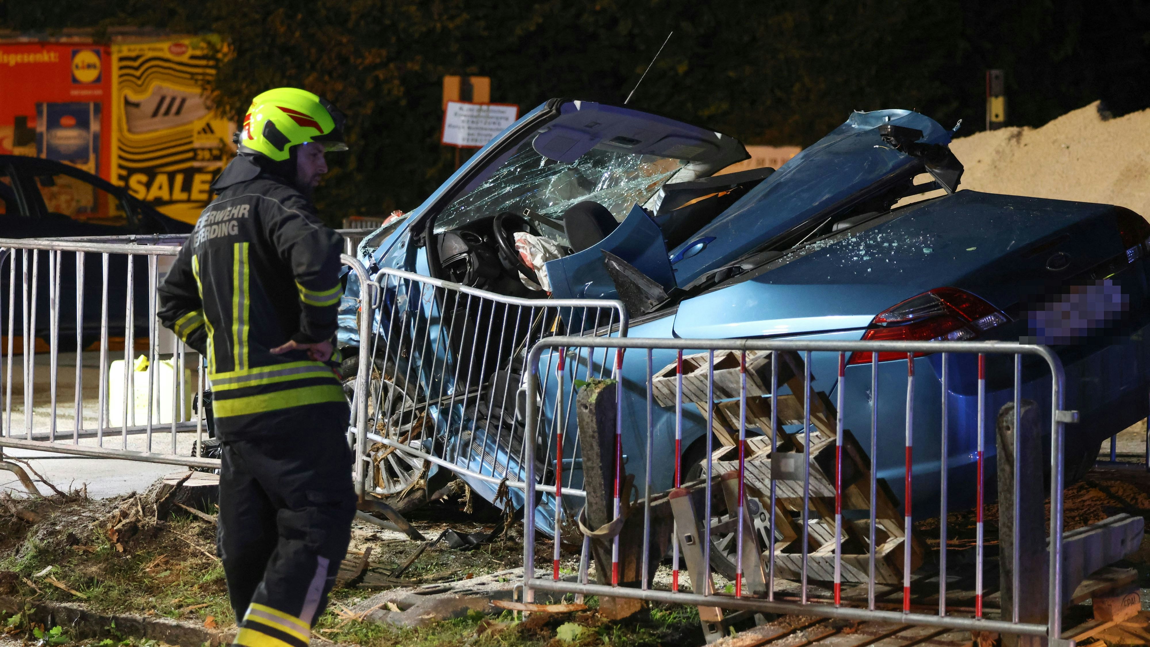 Heute.at - Auto-Insassen nach Crash in Unfall-Wrack gefangen