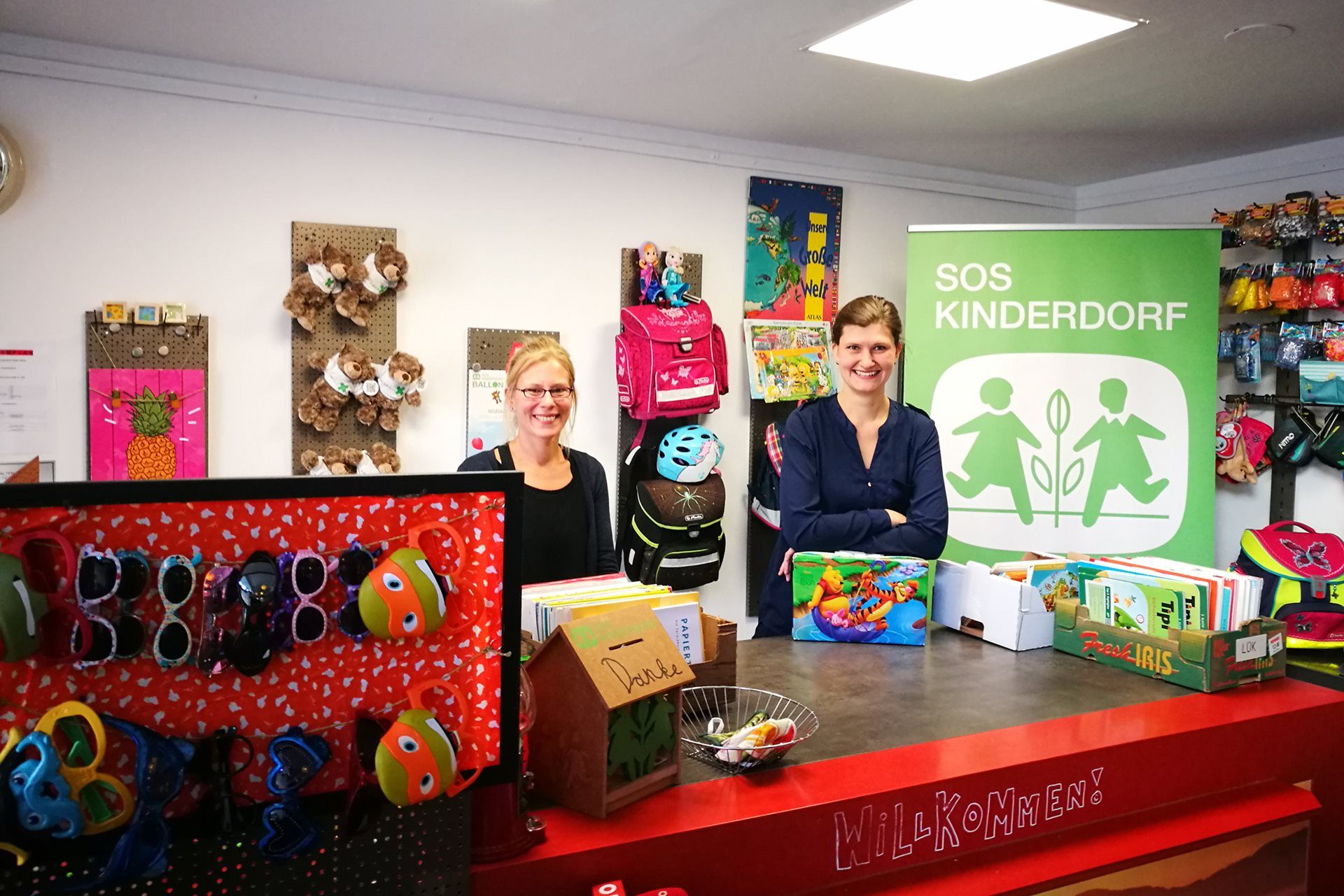 Im SOS-Ballon bekommen Bedürftige günstige Kinderprodukte wie Schultaschen