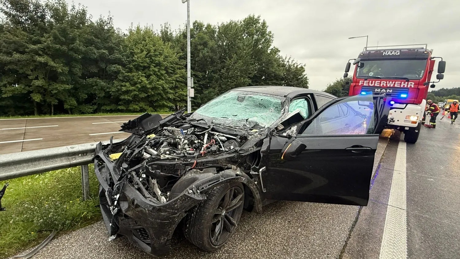 Heute.at - Reisebus verliert Anhänger auf A1 – Auto kracht rein