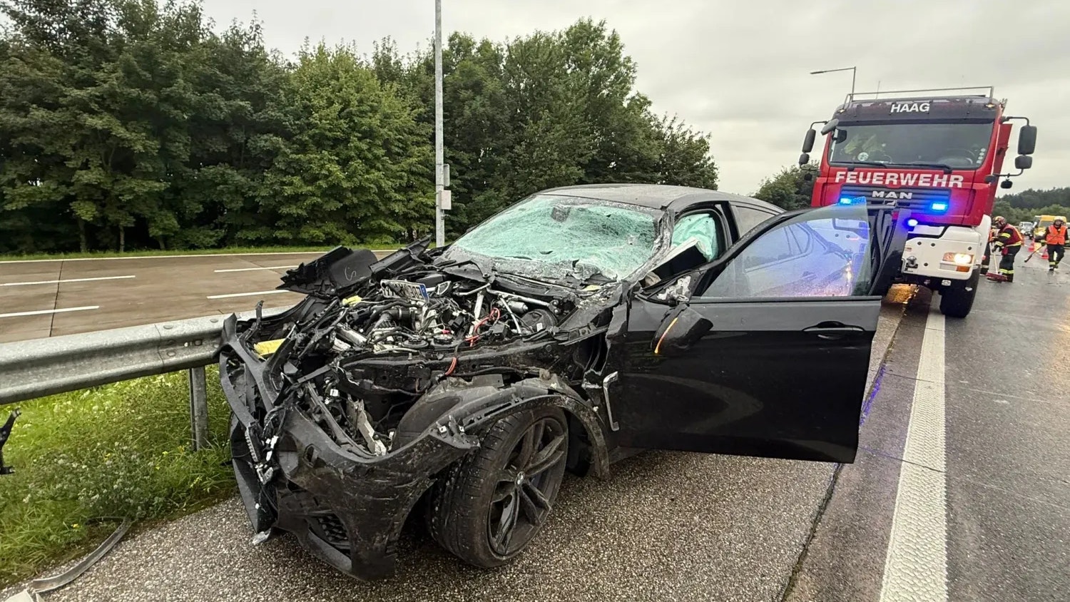 Zwei Personen wurden bei dem Unfall leicht verletzt.