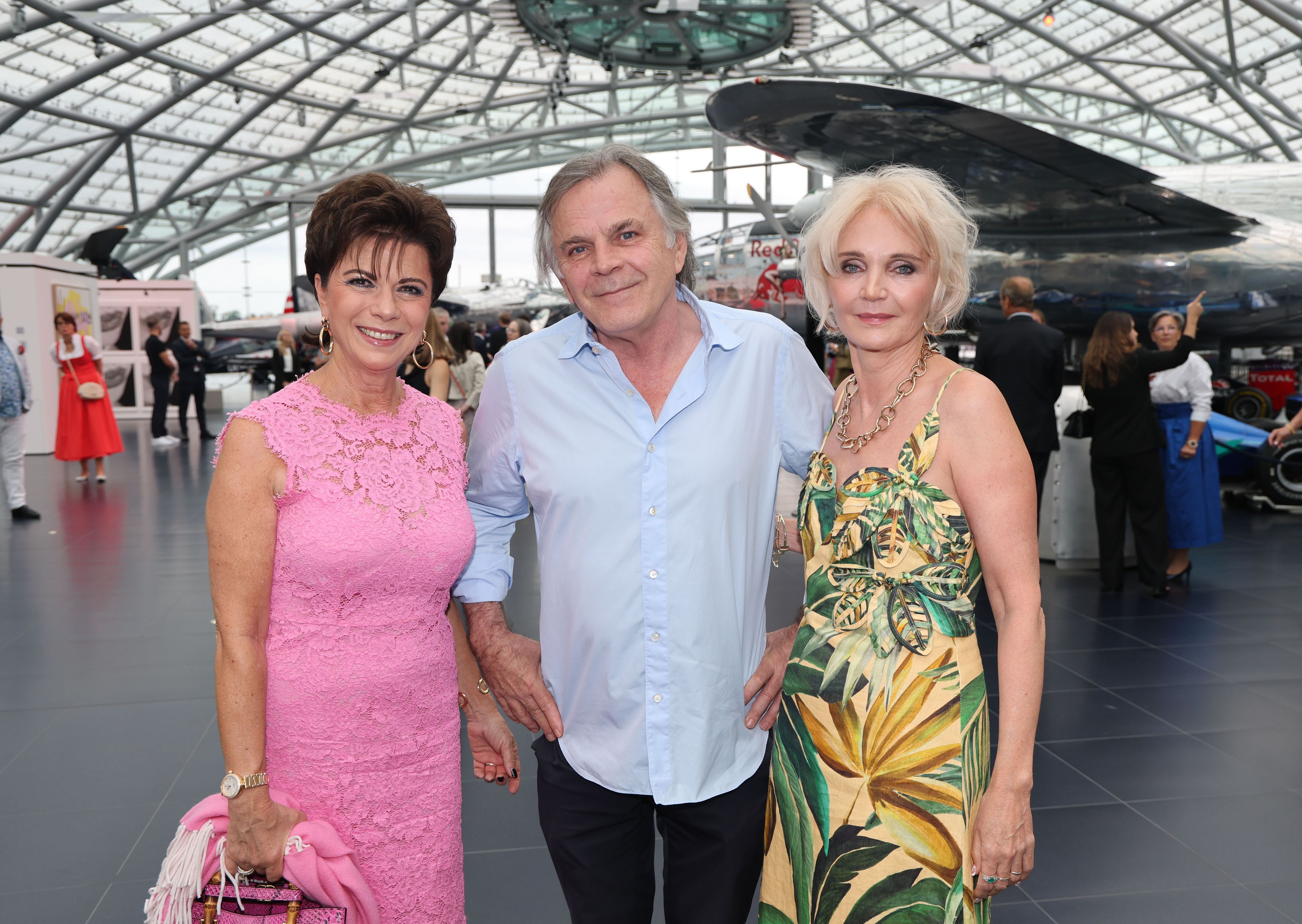 Anita Müller (Drogerie), Festspielintendant Markus Hinterhäuser und Initiatorin Claudia Gugger-Bessinger beim Festspielcocktail im Hangar 7. 
