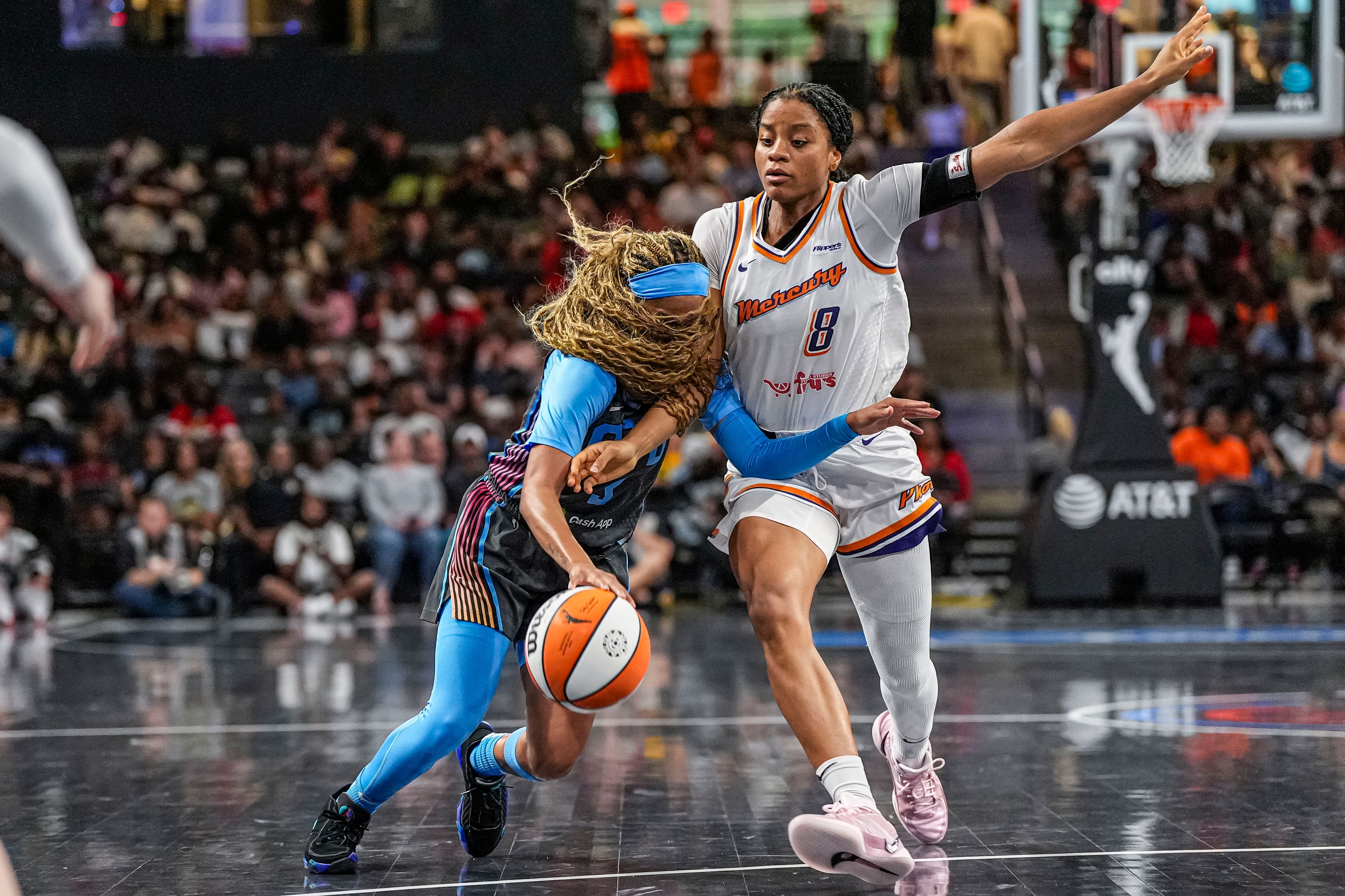 Atlanta Dreams Jordin Canada dribbelt gegen Phoenix-Mercury-Guard Monique Akoa Makani.