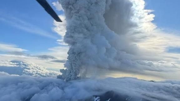 Heute.at - Seit über 450 Jahren ruhender Vulkan ausgebrochen