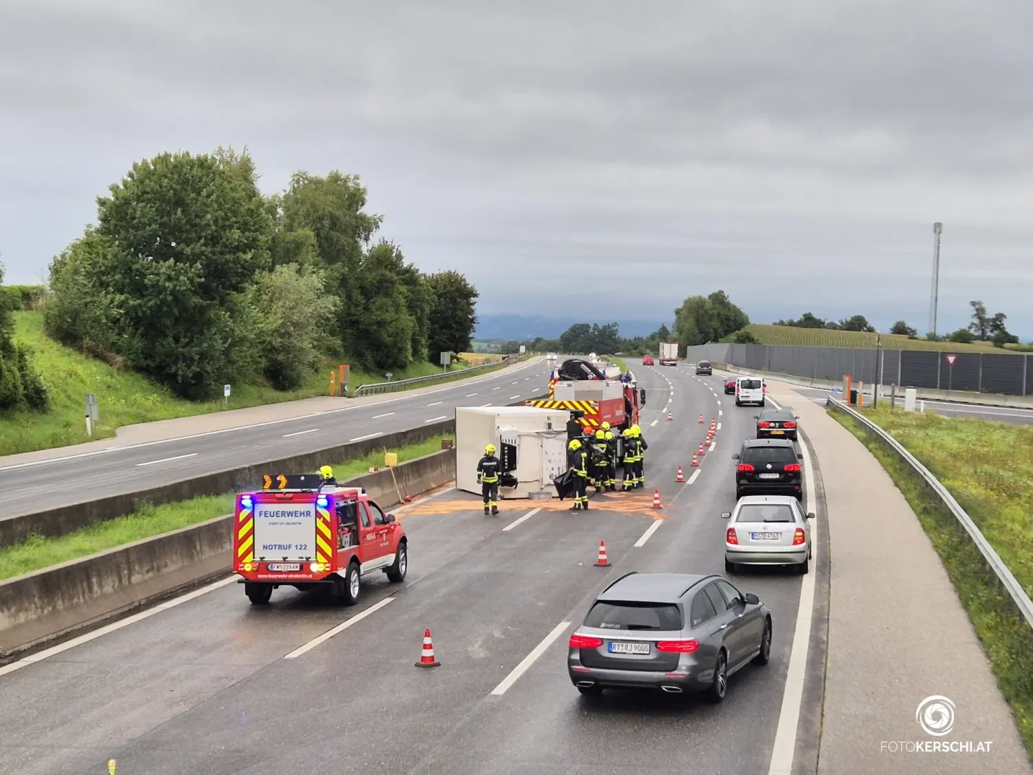 Ein Reisebus verlor auf der A1 West Autobahn seinen Anhänger. Ein nachfolgender Pkw konnte nicht mehr rechtzeitig ausweichen.