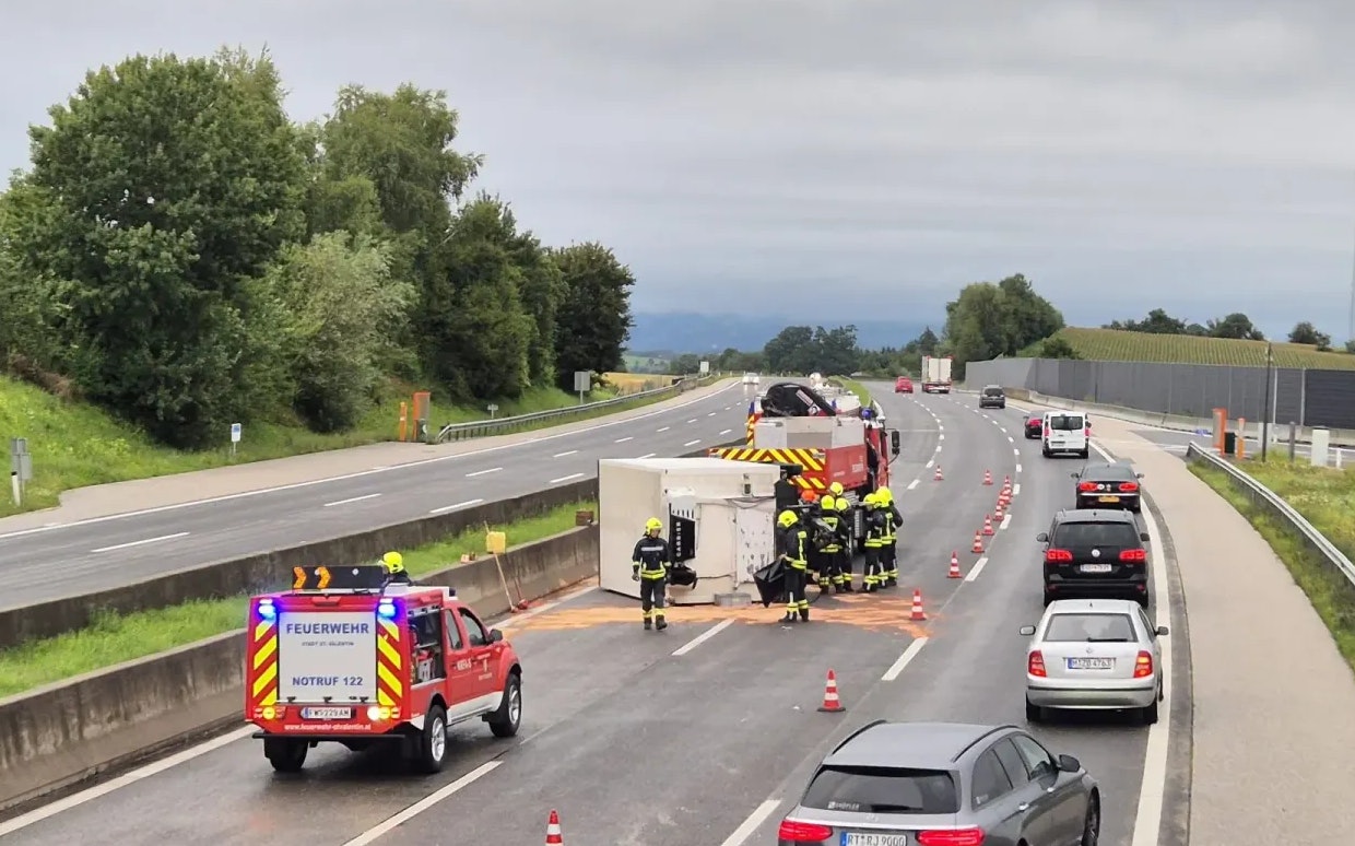 Reisebus verliert Anhänger 