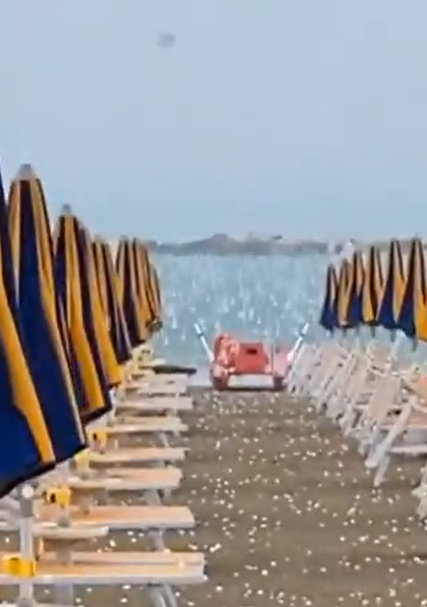 Tobende Tornado, Golfball-Hagel – das Wetter-Chaos über Norditalien beunruhigt viele Urlauber.