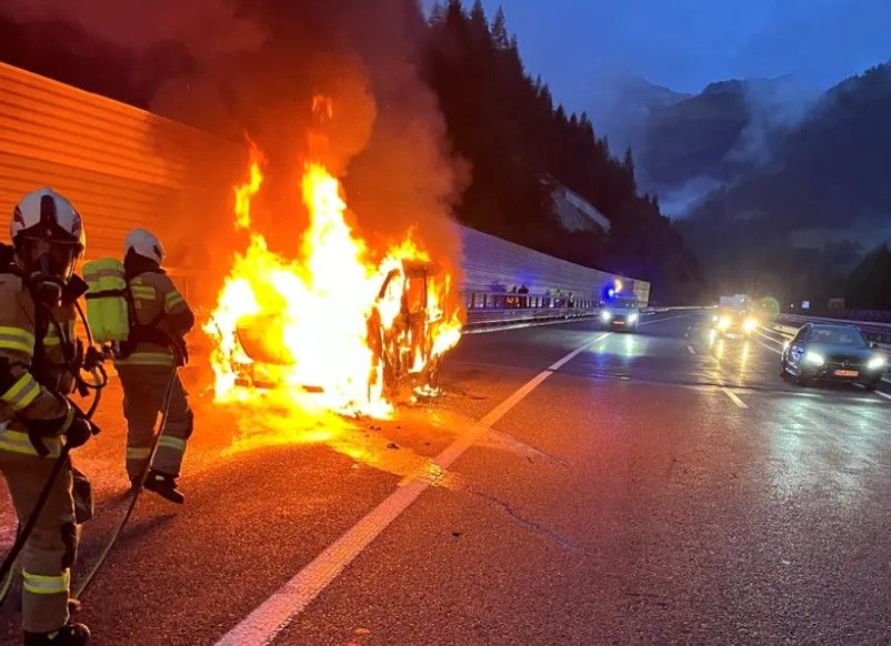 Ein Kleinbus aus Freistadt im Mühlviertel brannte komplett aus. Langer Stau war die Folge.