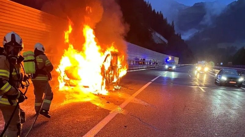 Heute.at - Mühlviertler Bus fackelt ab – Stau im Reiseverkehr
