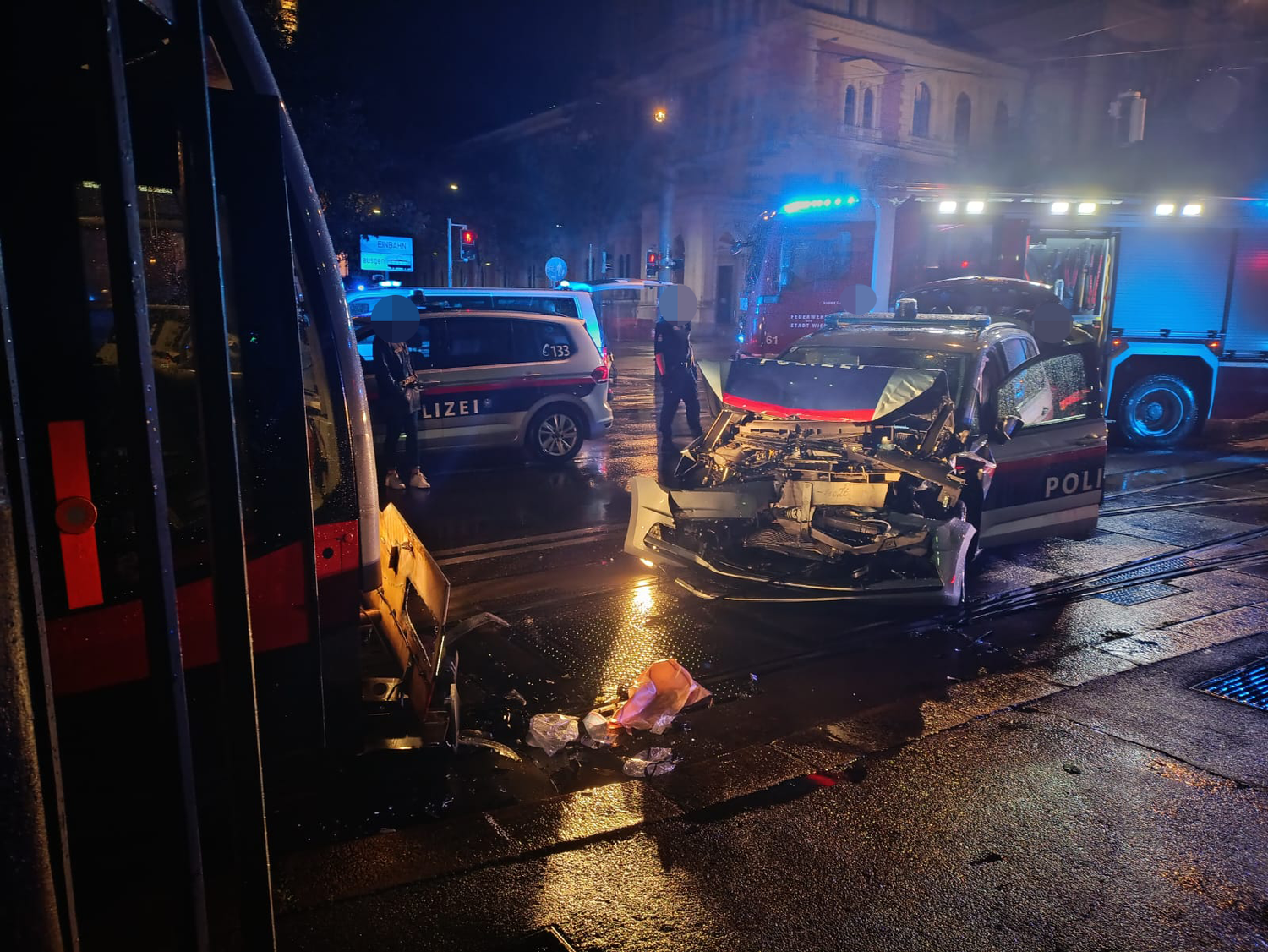 Auf einer Einsatzfahrt krachte der Polizeiwagen in eine Straßenbahn.