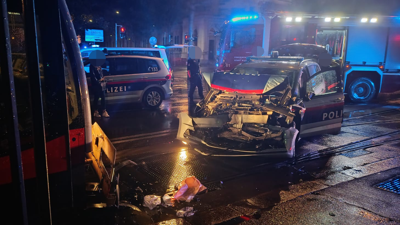 Schwerverletzte! Polizeiauto kracht bei Einsatz in Bim