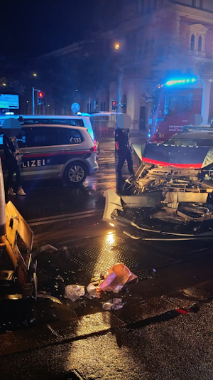 Polizeiauto-Unfall in Wien: Bei einer Einsatzfahrt kollidierte ein Polizeiwagen mit einer Straßenbahn. Zwei Beamte verletzt. Aktuelle Infos!