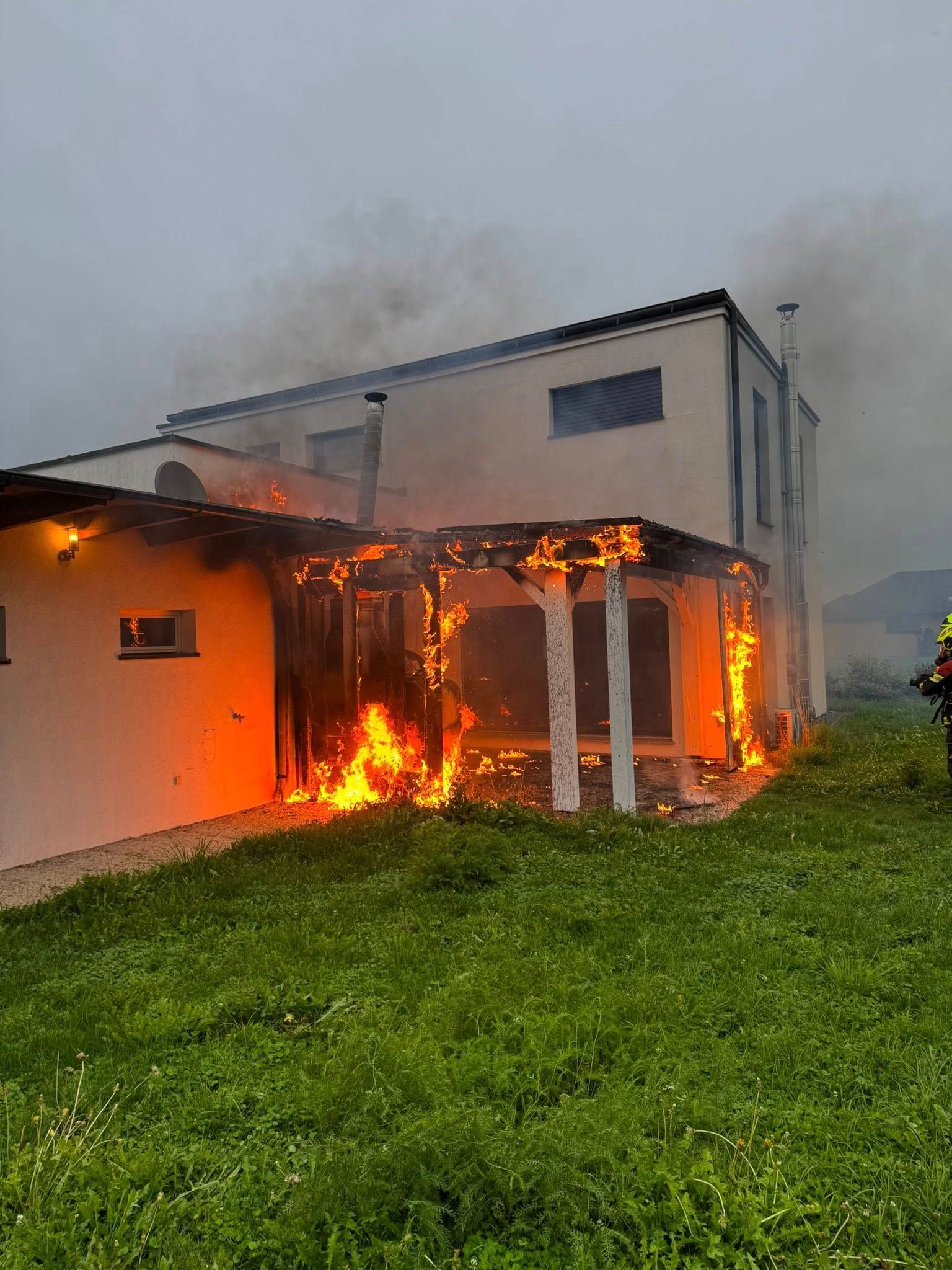 111 Feuerwehrleute bekämpften Brand im Bezirk Amstetten