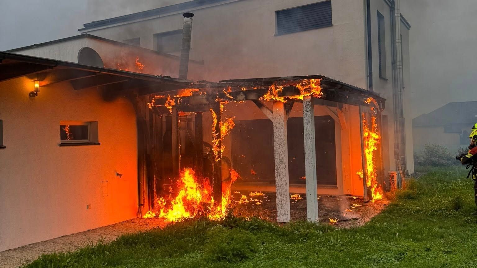 Heute.at - Gebäudebrand! 111 Feuerwehrleute kämpfen gegen Flammen